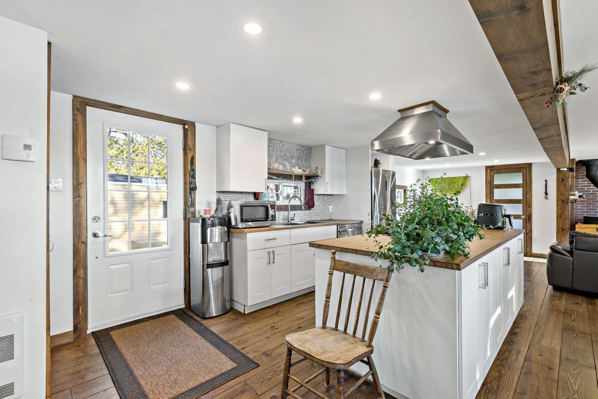 









2305


Ch. des Mûriers

,
Nominingue,




QC
J0W1R0

