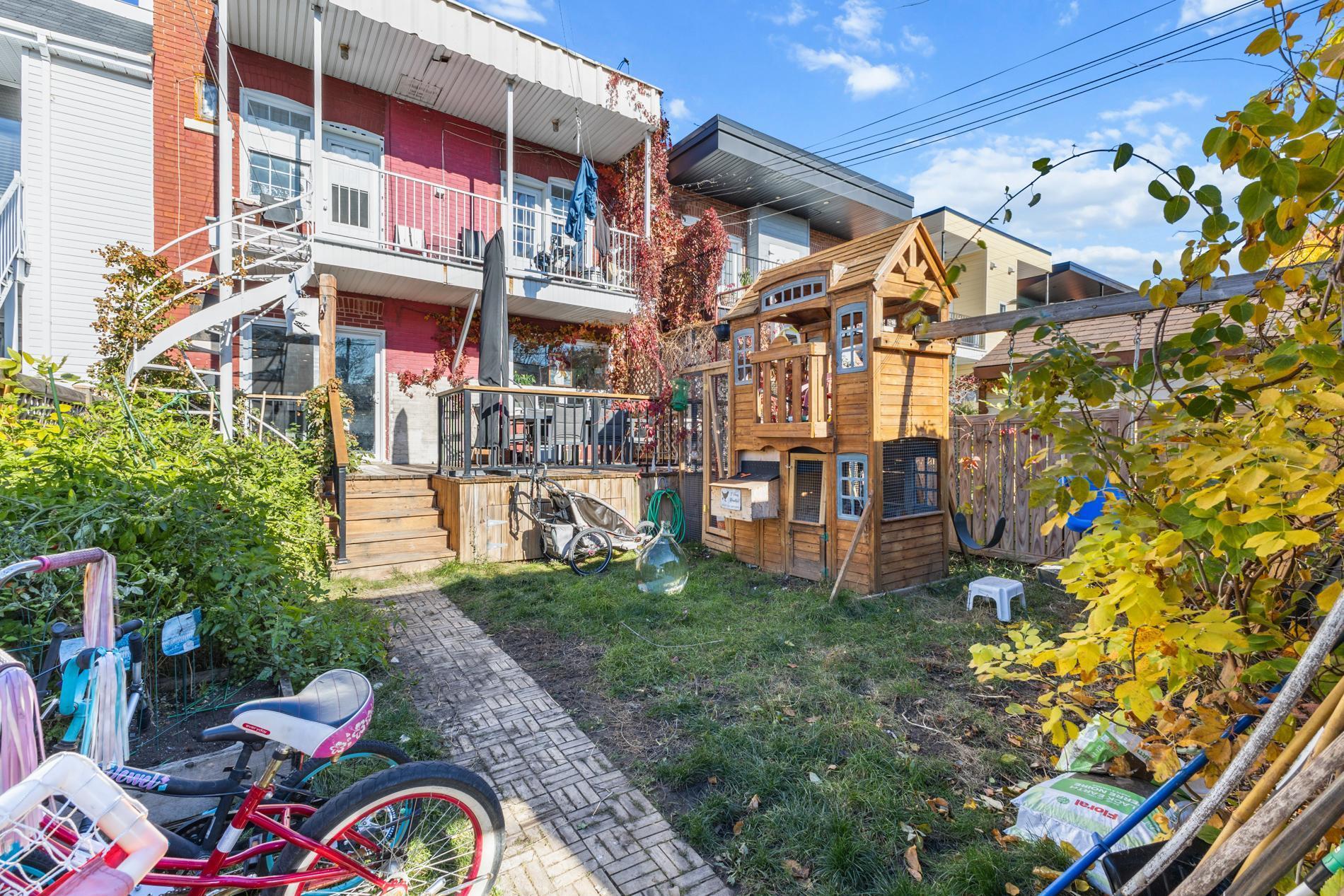 









6878

 - 6882


Av. Louis-Hébert

,
Montréal (Rosemont/La Petite-Patrie),




QC
H2G2G9

