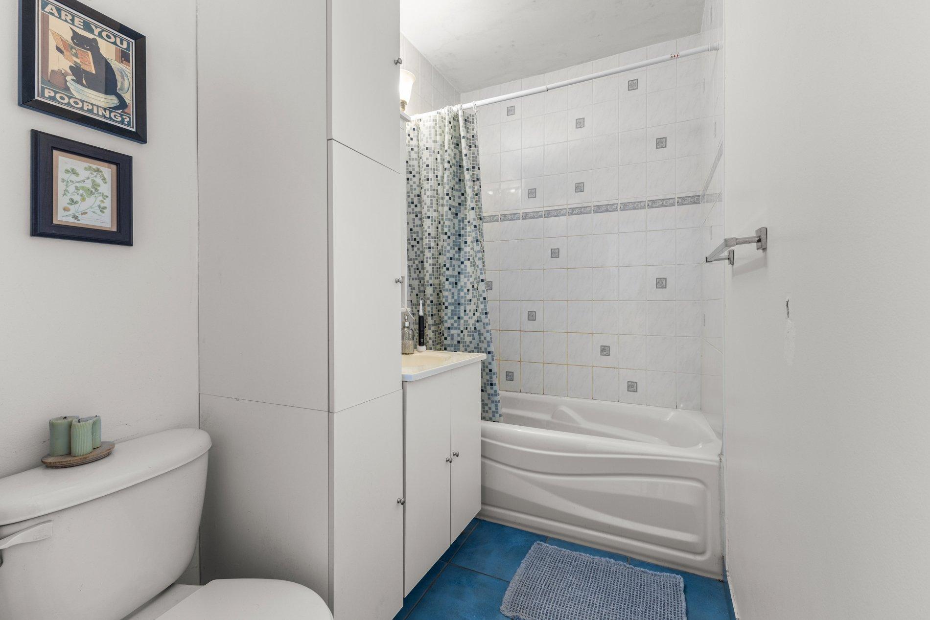 









6878

 - 6882


Av. Louis-Hébert

,
Montréal (Rosemont/La Petite-Patrie),




QC
H2G2G9

