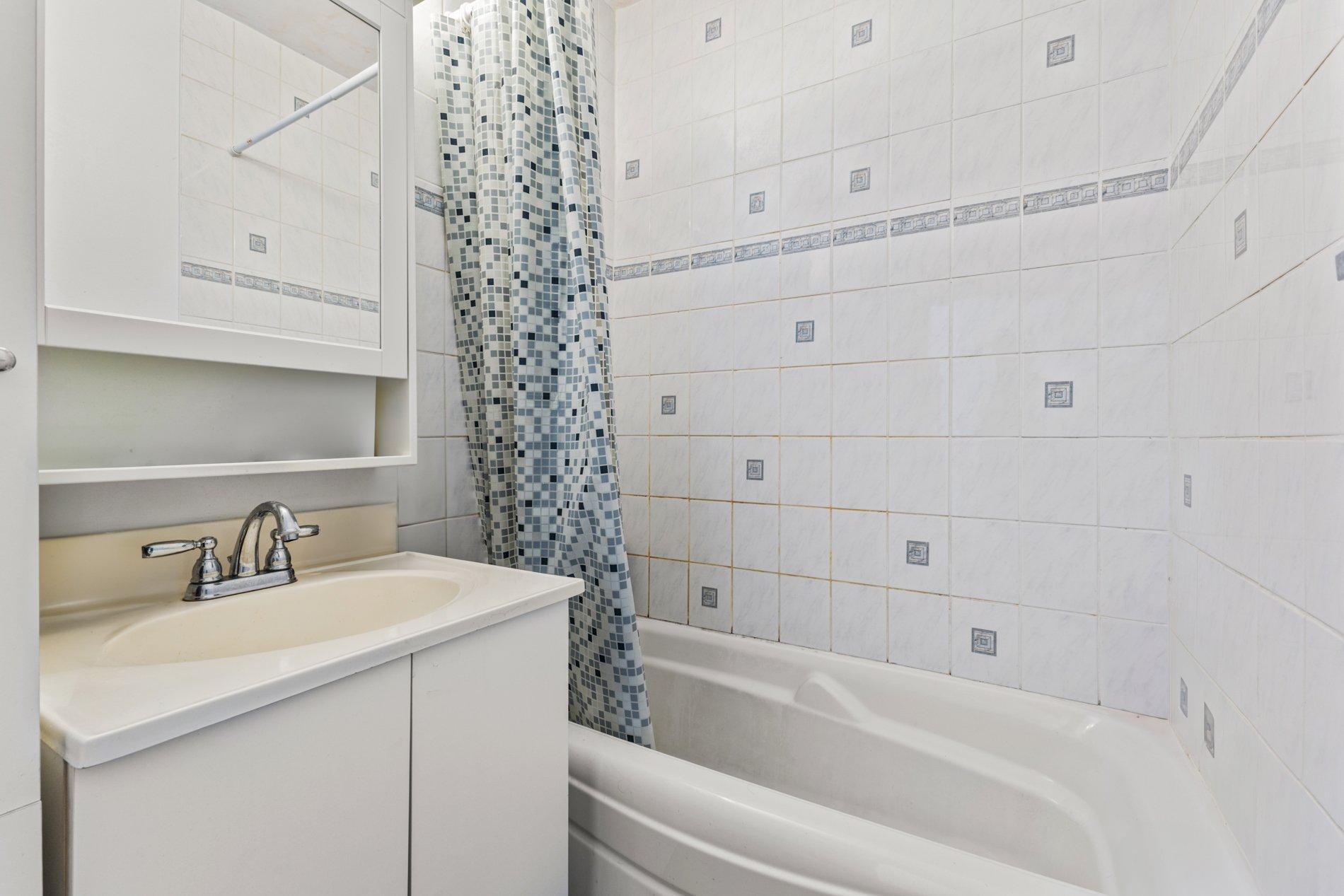 









6878

 - 6882


Av. Louis-Hébert

,
Montréal (Rosemont/La Petite-Patrie),




QC
H2G2G9

