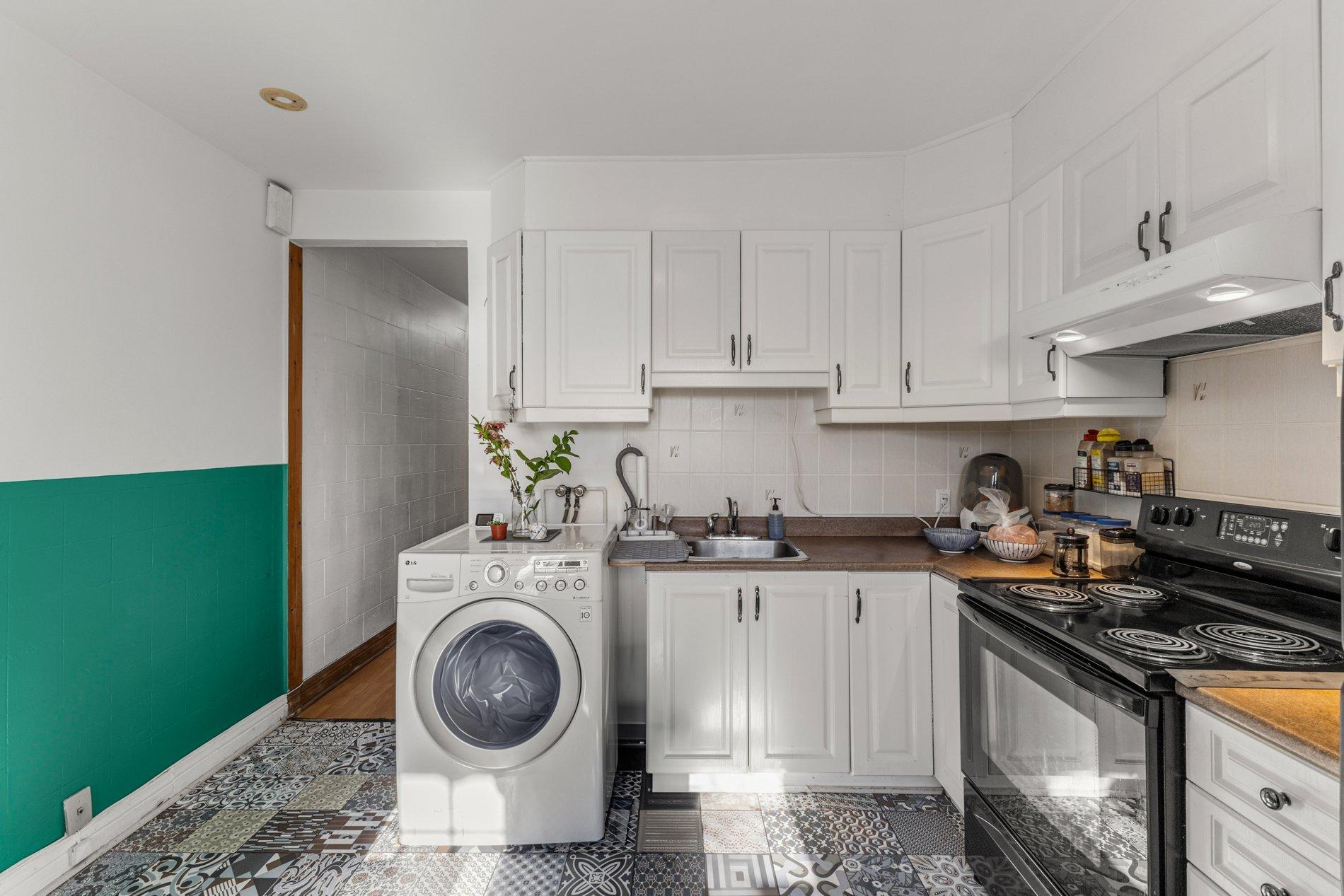 









6878

 - 6882


Av. Louis-Hébert

,
Montréal (Rosemont/La Petite-Patrie),




QC
H2G2G9

