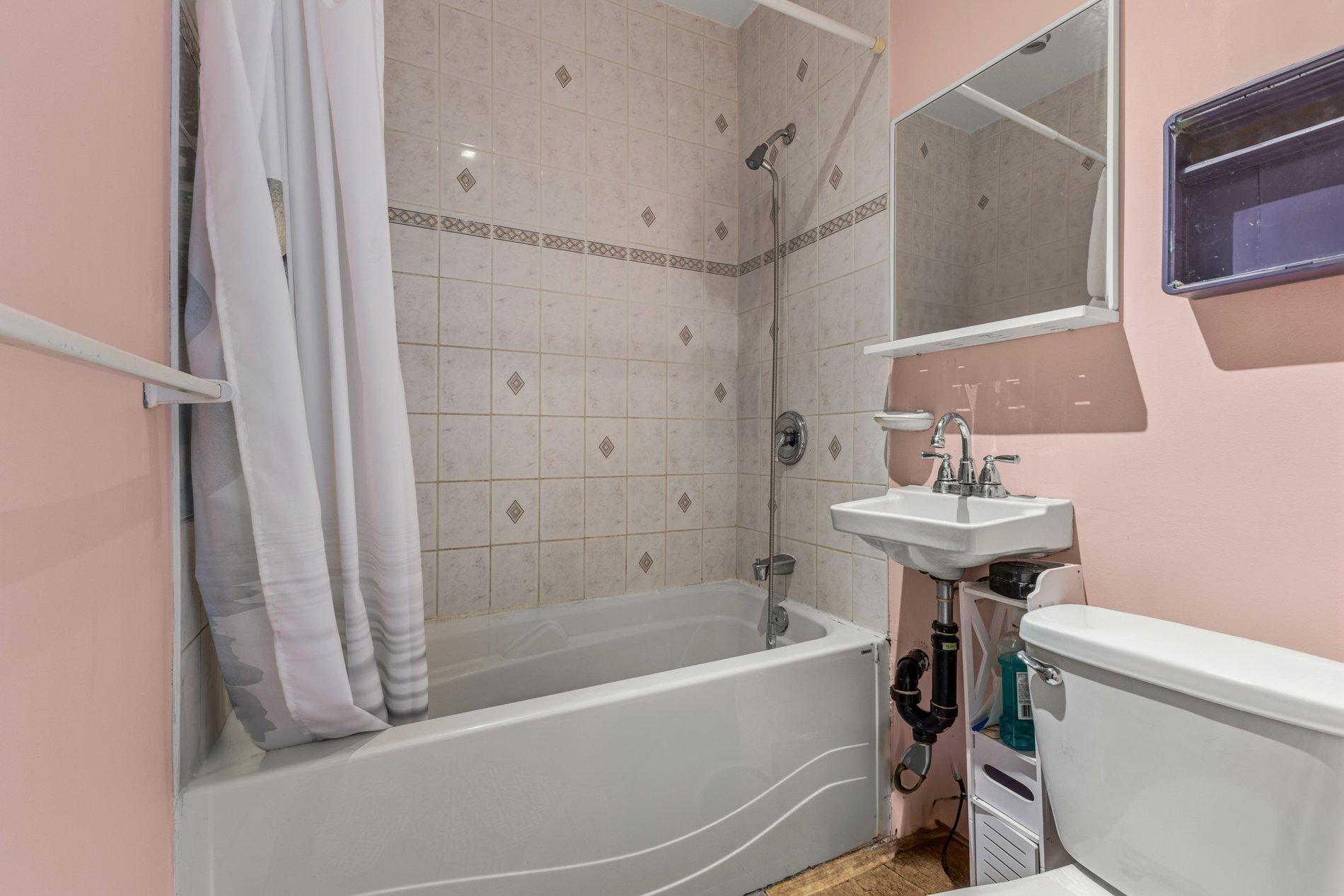 









6878

 - 6882


Av. Louis-Hébert

,
Montréal (Rosemont/La Petite-Patrie),




QC
H2G2G9

