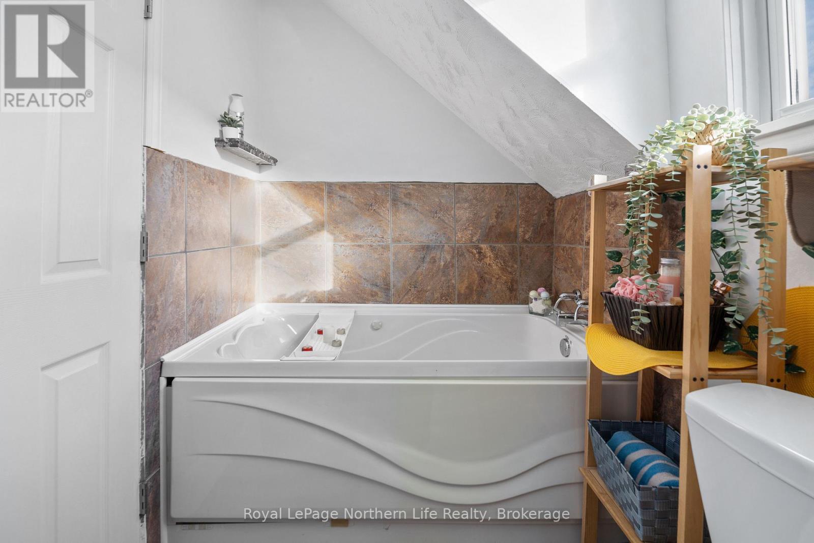 












478 FIRST AVENUE W

,
North Bay (Central),




Ontario
P1B3C4

