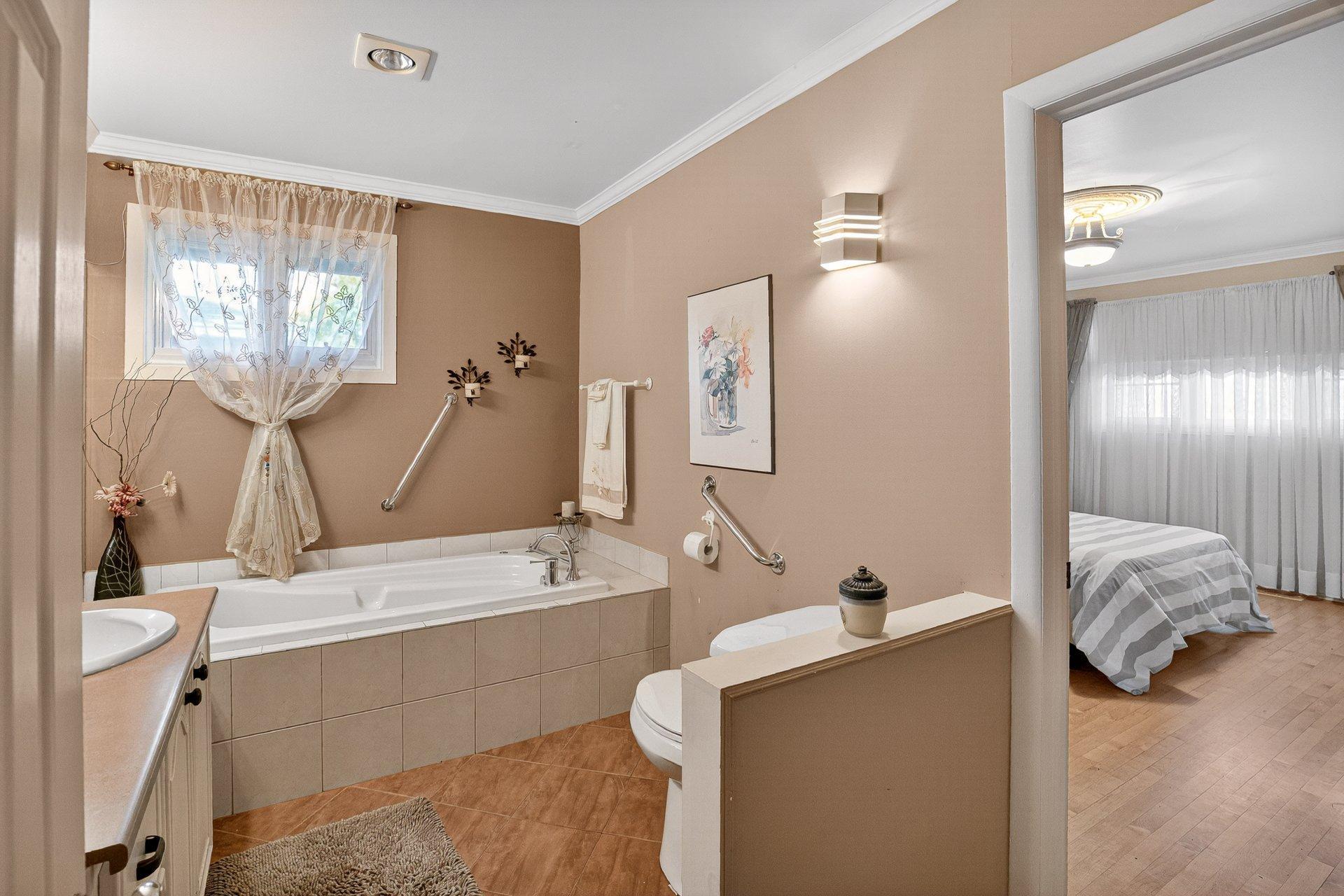 









438


Rue Brébeuf

,
Gatineau (Gatineau),




QC
J8P5W6

