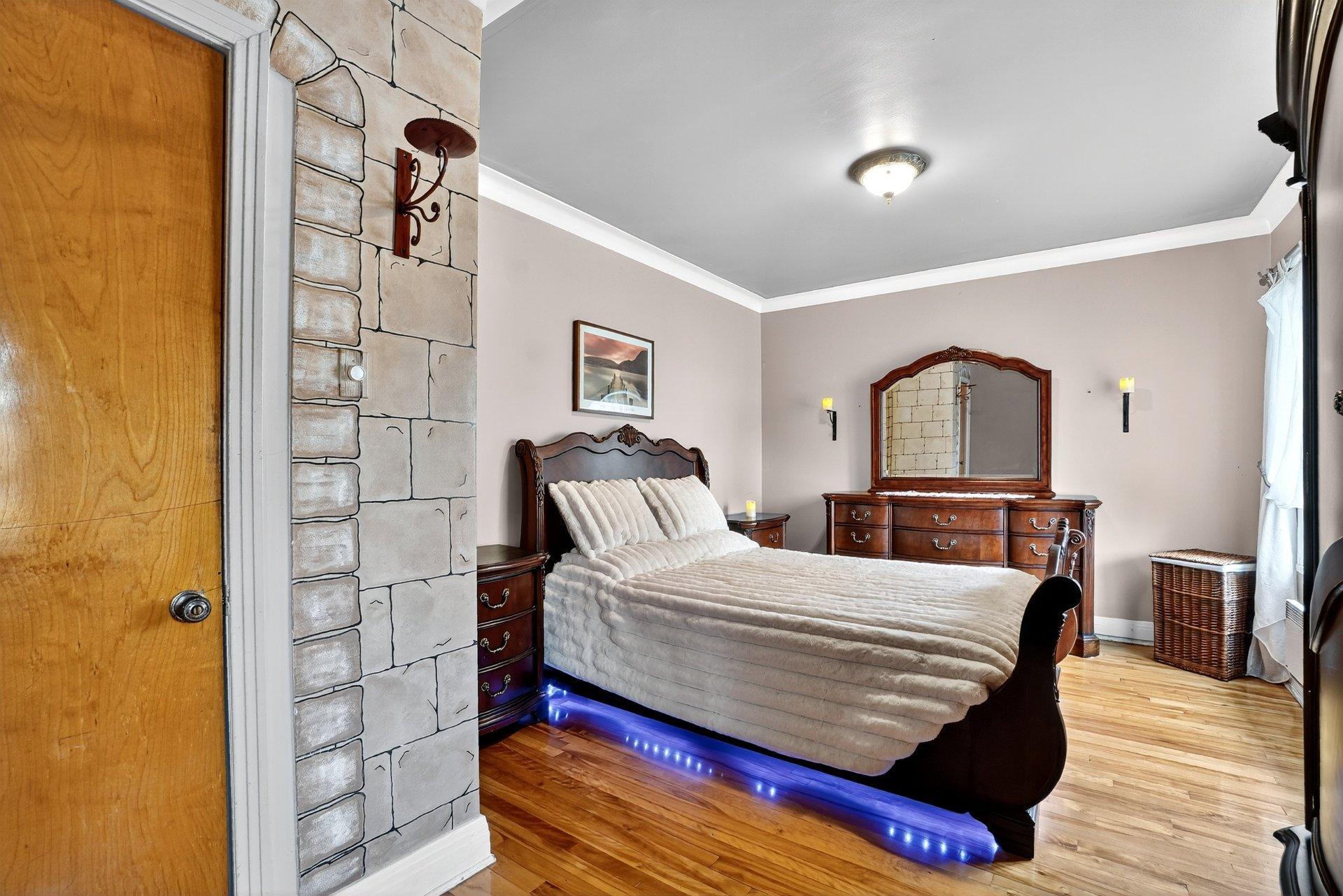 









6636

 - 6638


24e Avenue

,
Montréal (Rosemont/La Petite-Patrie),




QC
H1T3M7

