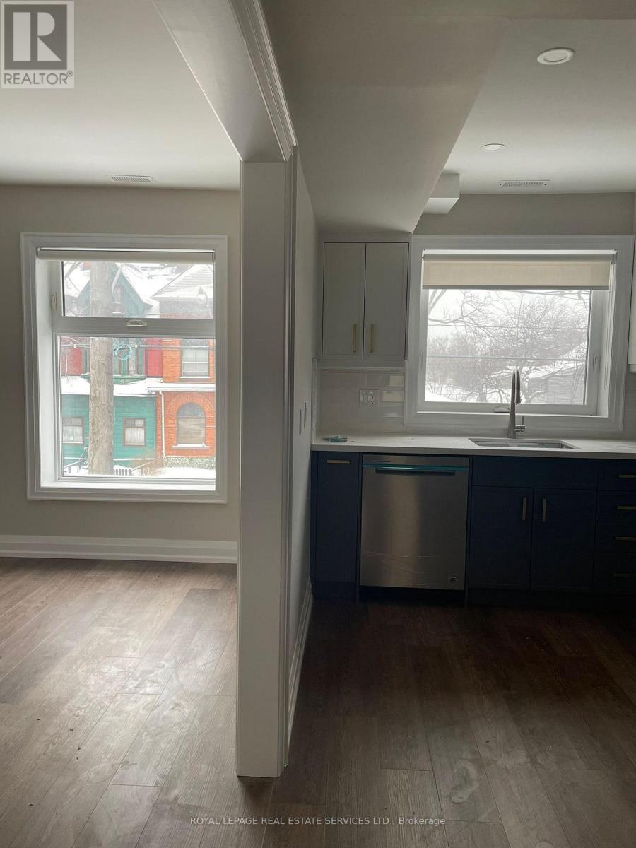 












UPPER - 256 ANNETTE STREET

,
Toronto,




Ontario
M6P1R1

