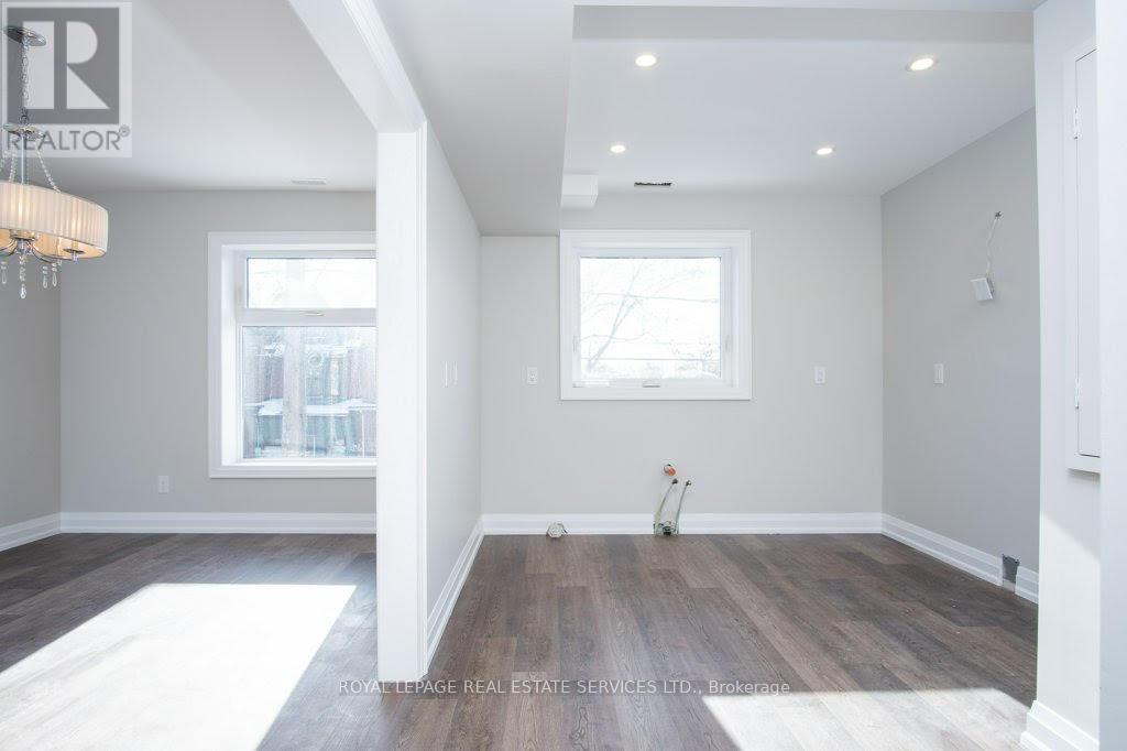 












UPPER - 256 ANNETTE STREET

,
Toronto,




Ontario
M6P1R1

