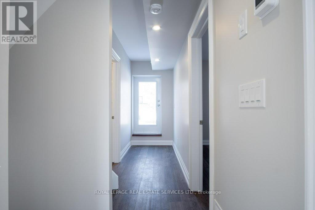 












UPPER - 256 ANNETTE STREET

,
Toronto,




Ontario
M6P1R1

