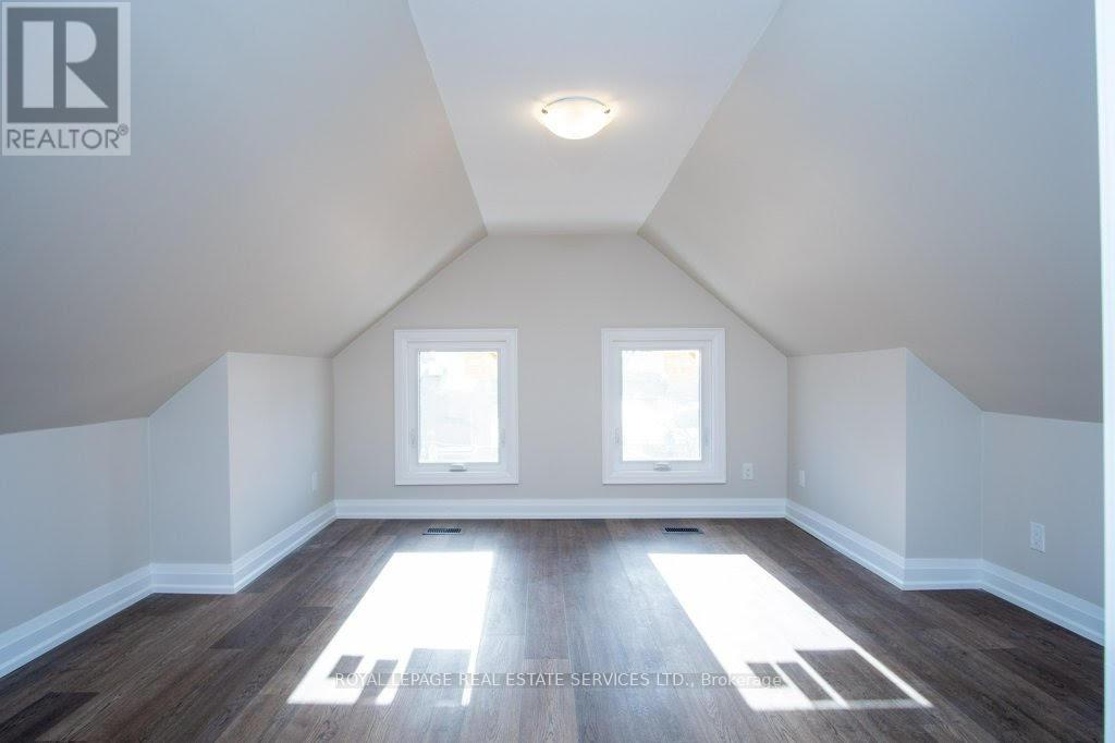 












UPPER - 256 ANNETTE STREET

,
Toronto,




Ontario
M6P1R1

