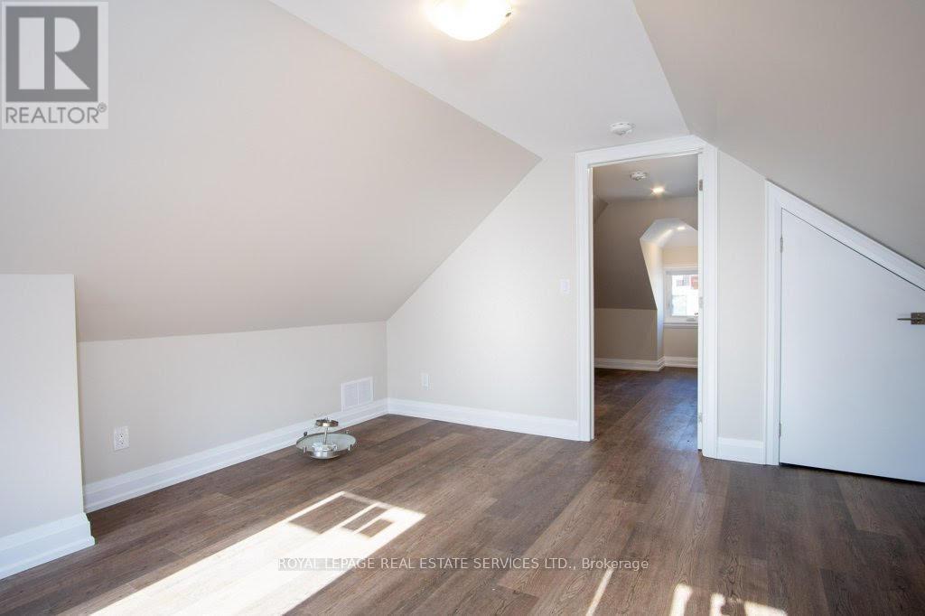 












UPPER - 256 ANNETTE STREET

,
Toronto,




Ontario
M6P1R1

