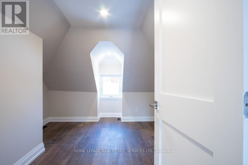 












UPPER - 256 ANNETTE STREET

,
Toronto,




Ontario
M6P1R1

