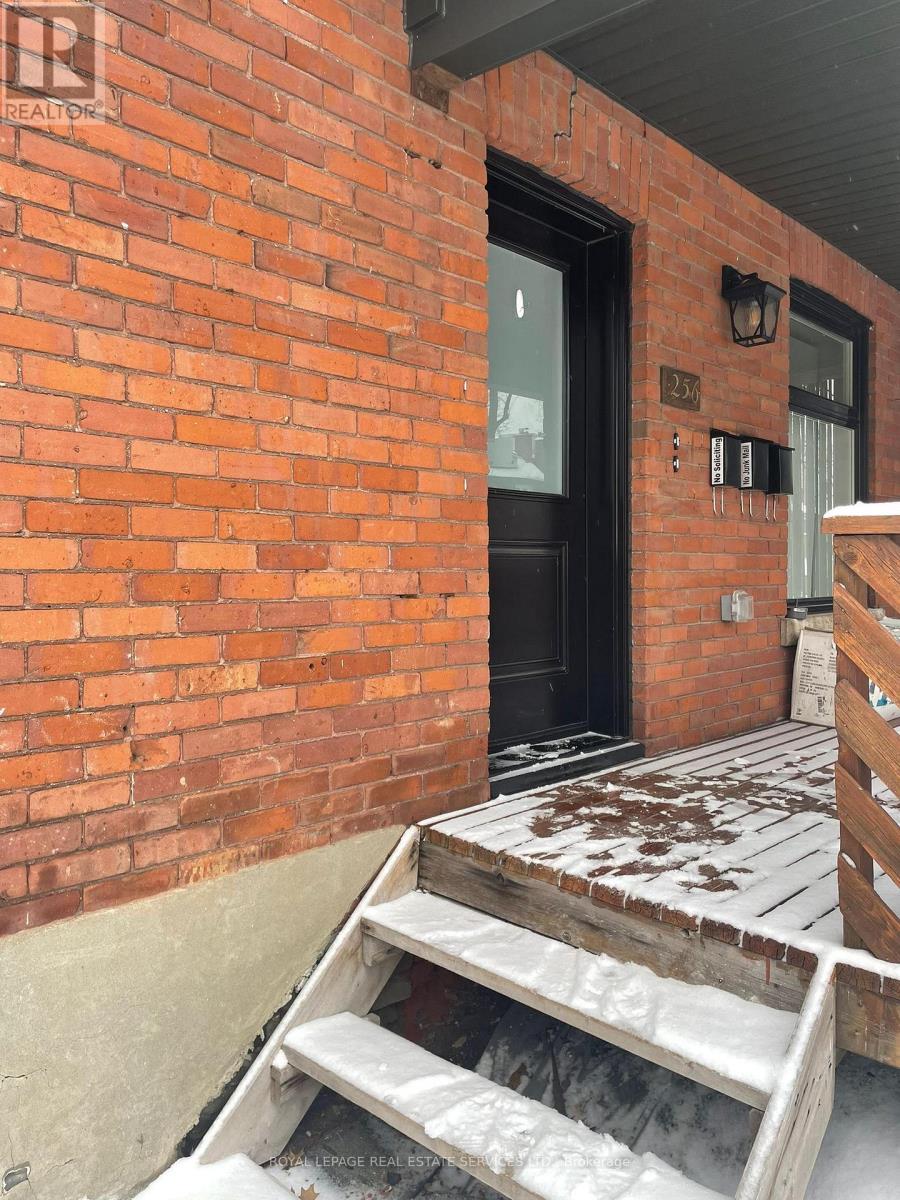 












UPPER - 256 ANNETTE STREET

,
Toronto,




Ontario
M6P1R1

