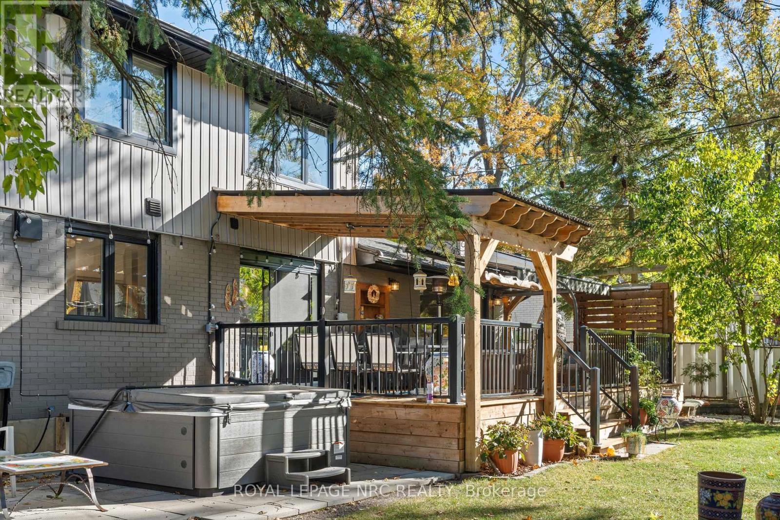 












16 BRIARFIELD CRESCENT

,
St. Catharines (Glendale/Glenridge),




Ontario
L2T3T5

