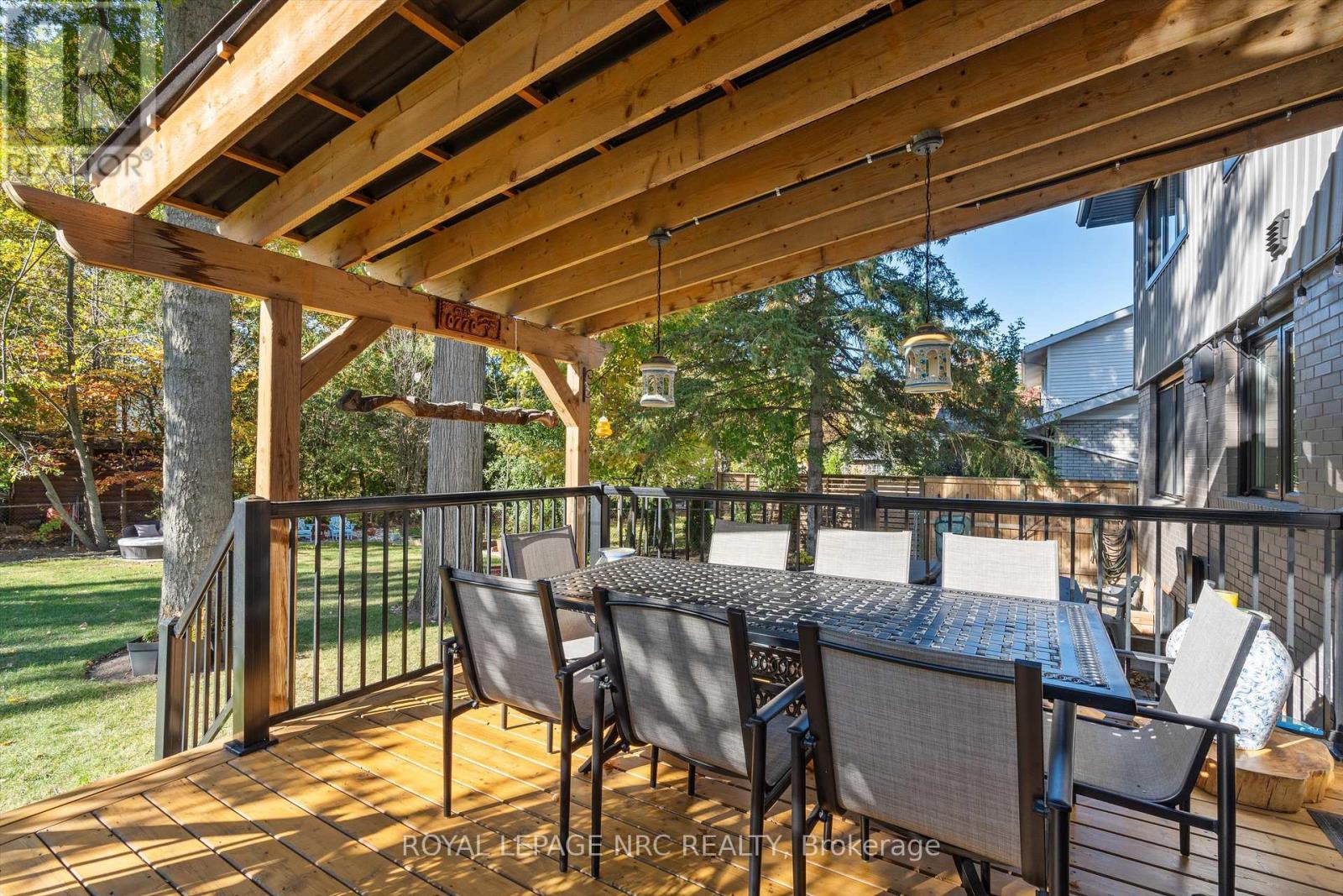 












16 BRIARFIELD CRESCENT

,
St. Catharines (Glendale/Glenridge),




Ontario
L2T3T5

