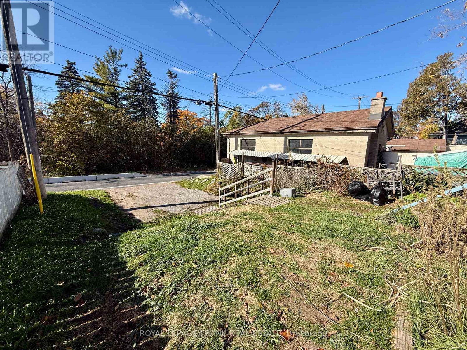 












MAIN FLOOR - 1201 KENNETH AVENUE

,
Peterborough (Otonabee Ward 1),




Ontario
K9J5P8

