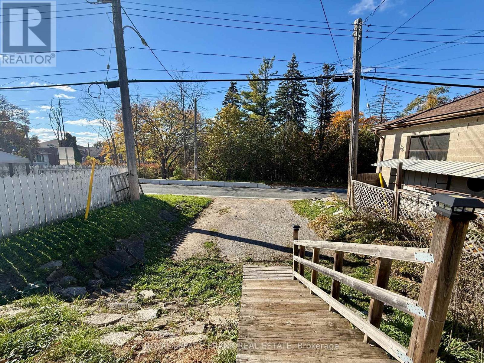 












MAIN FLOOR - 1201 KENNETH AVENUE

,
Peterborough (Otonabee Ward 1),




Ontario
K9J5P8

