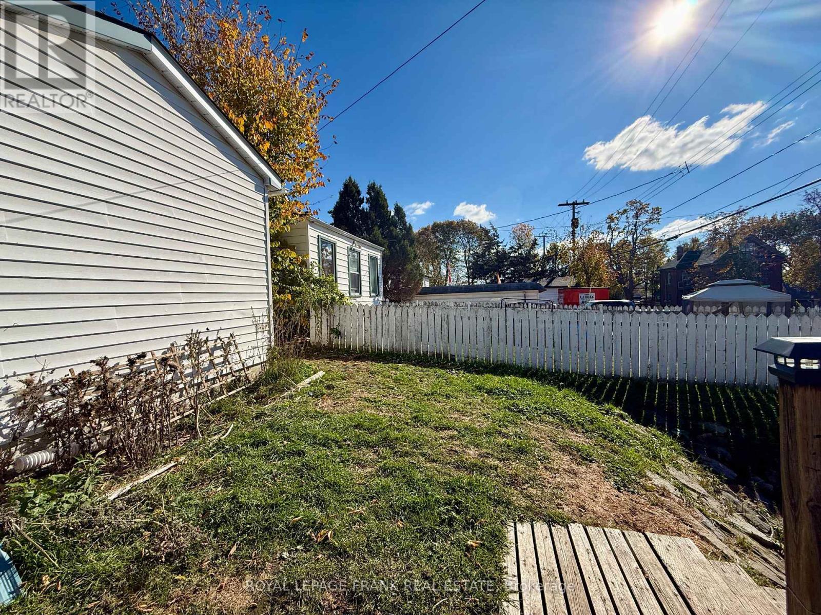 












MAIN FLOOR - 1201 KENNETH AVENUE

,
Peterborough (Otonabee Ward 1),




Ontario
K9J5P8

