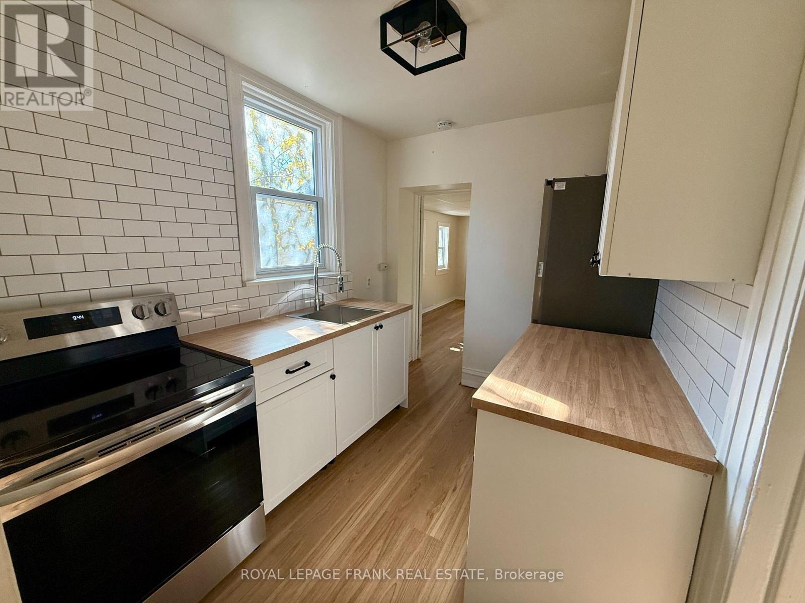 












MAIN FLOOR - 1201 KENNETH AVENUE

,
Peterborough (Otonabee Ward 1),




Ontario
K9J5P8

