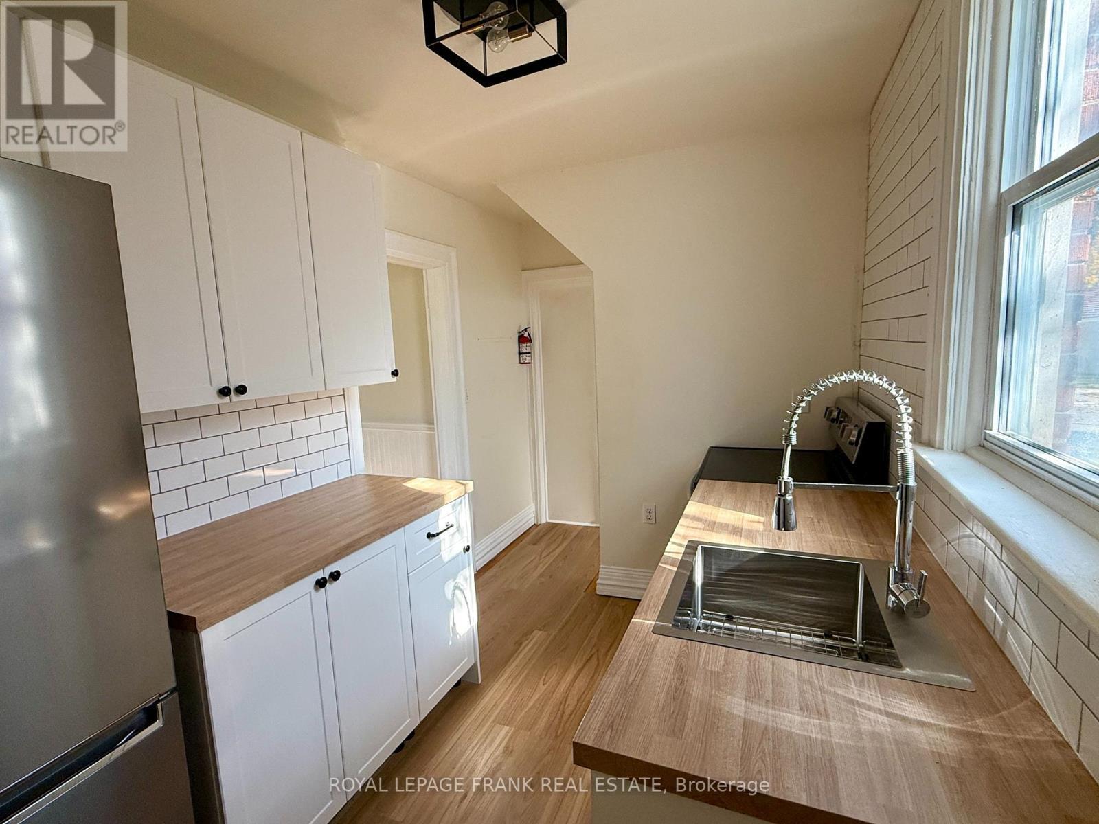 












MAIN FLOOR - 1201 KENNETH AVENUE

,
Peterborough (Otonabee Ward 1),




Ontario
K9J5P8

