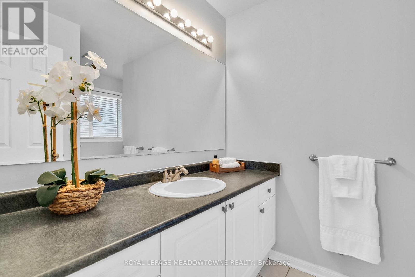 












583 CAVERHILL CRESCENT

,
Milton,




Ontario
L9T5K5

