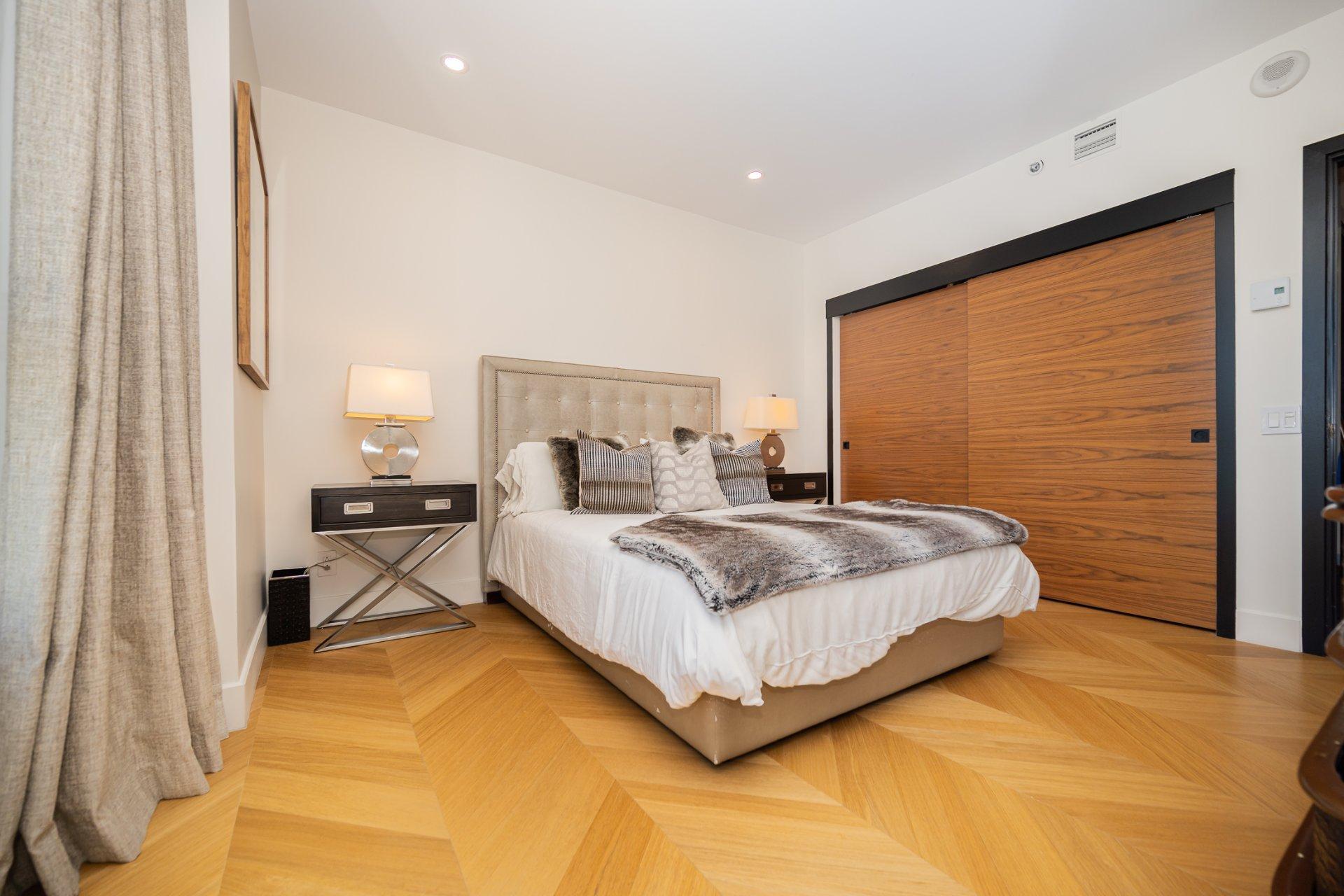 









1200


Boul. De Maisonneuve O.

, 24D,
Montréal (Ville-Marie),




QC
H3A0A1

