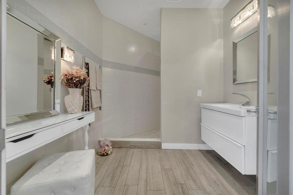 












1421 Loudoun Road

,
Winnipeg,




Manitoba
R3S1A3

