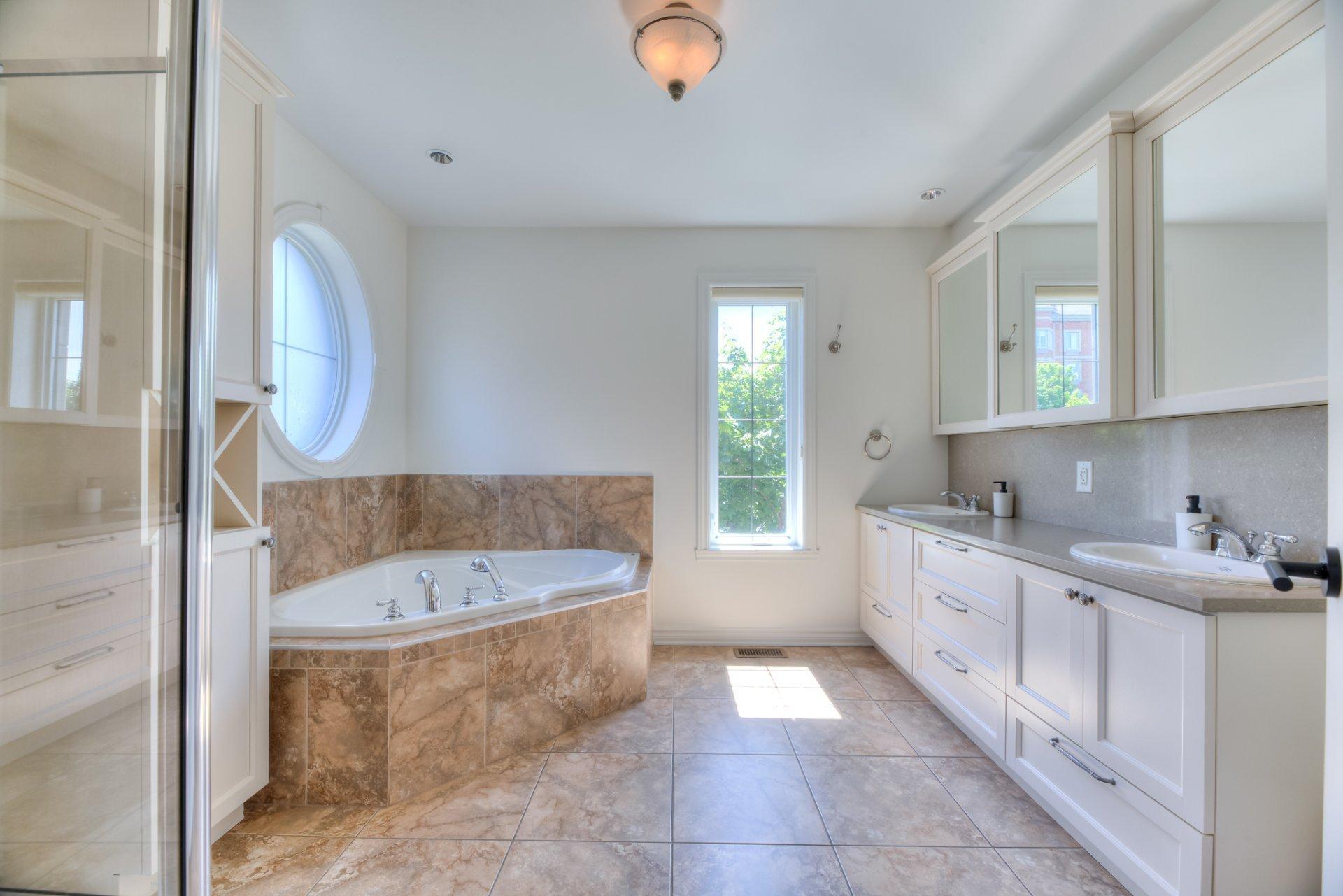 









2017Z


Boul. Alexis-Nihon

,
Montréal (Saint-Laurent),




QC
H4R3C4

