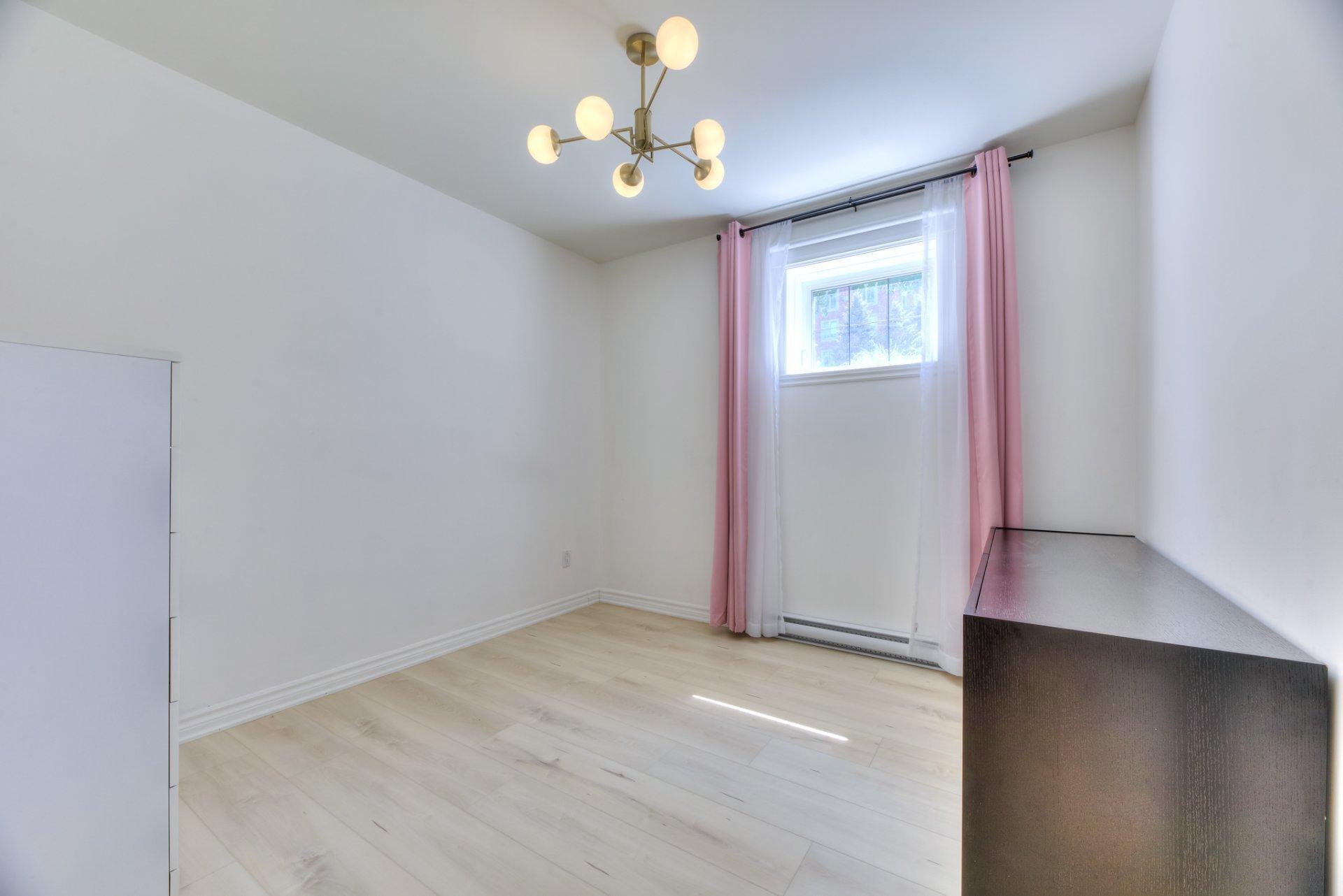 









2017Z


Boul. Alexis-Nihon

,
Montréal (Saint-Laurent),




QC
H4R3C4

