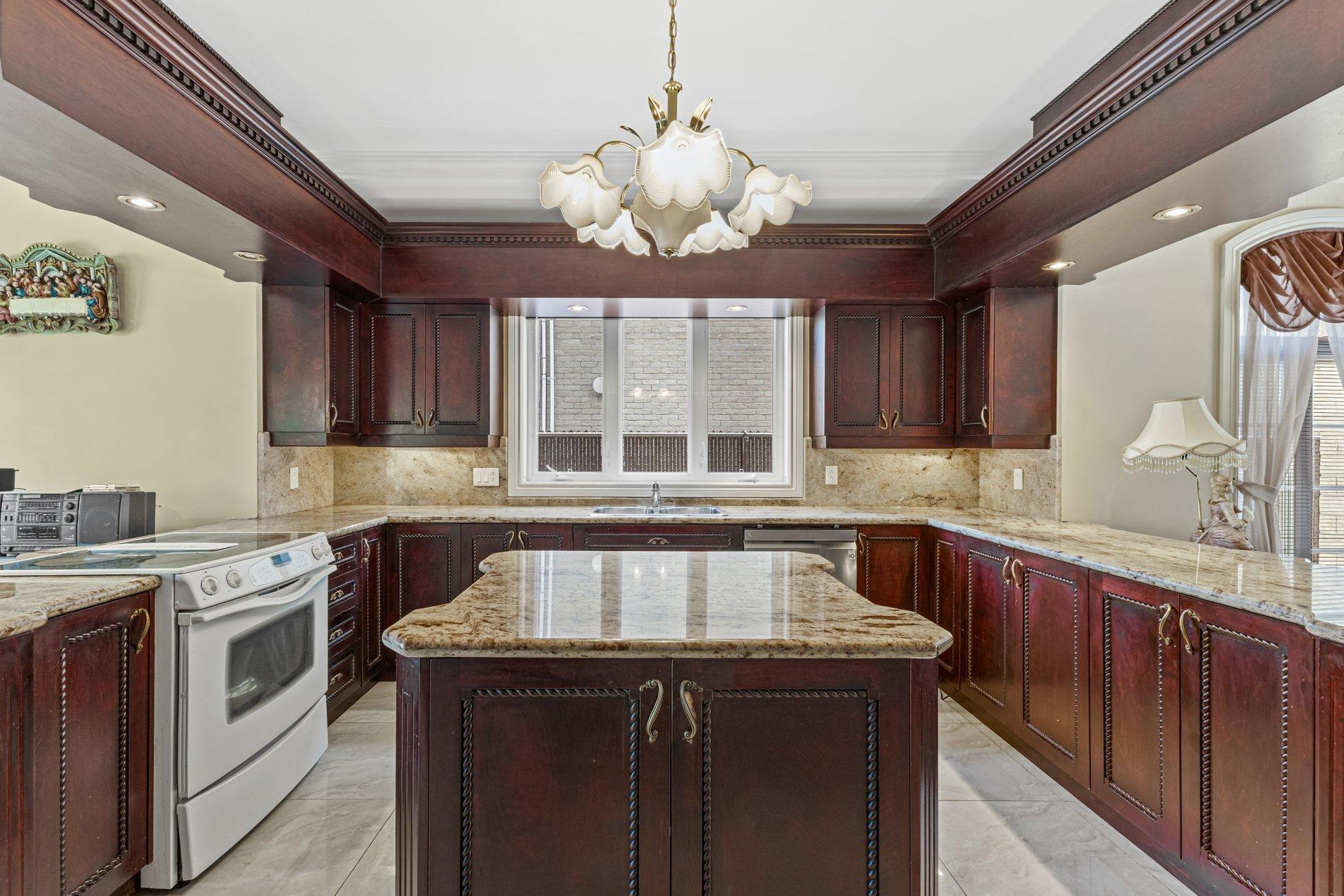 









12241


Av. du Beau-Bois

,
Montréal (Ahuntsic-Cartierville),




QC
H4K2Z3

