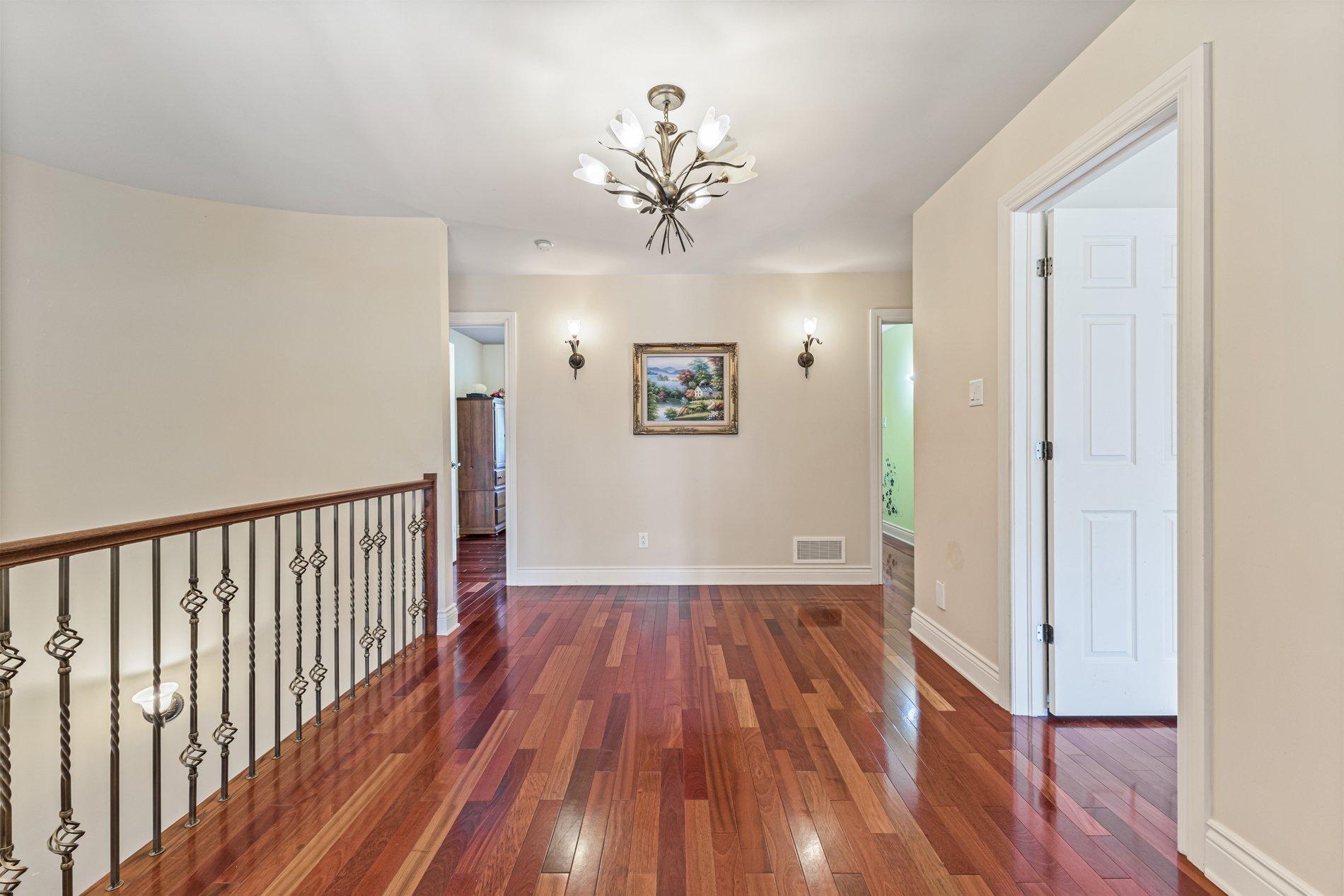 









12241


Av. du Beau-Bois

,
Montréal (Ahuntsic-Cartierville),




QC
H4K2Z3

