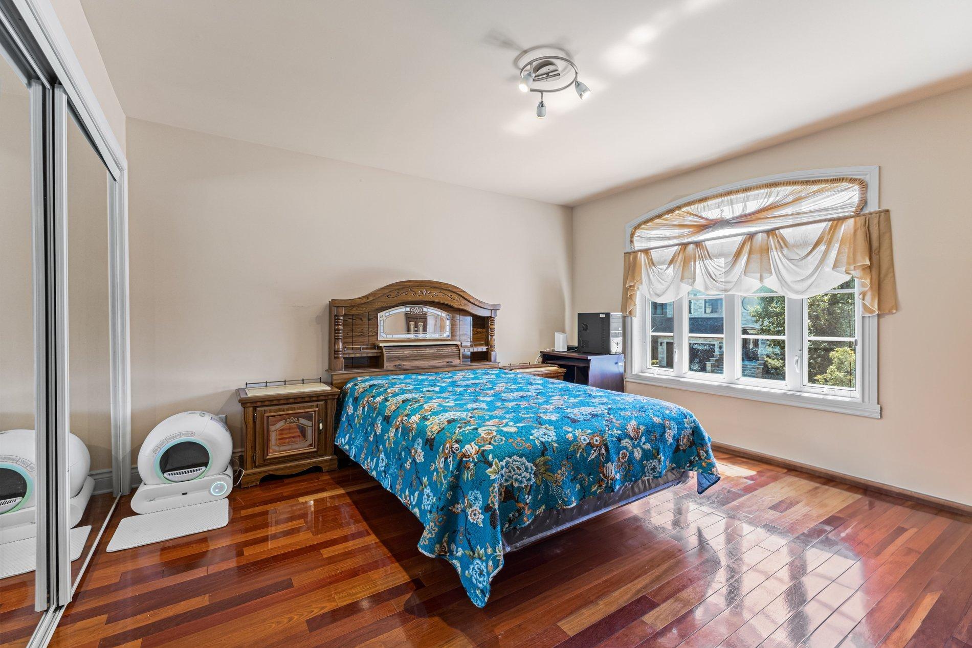 









12241


Av. du Beau-Bois

,
Montréal (Ahuntsic-Cartierville),




QC
H4K2Z3

