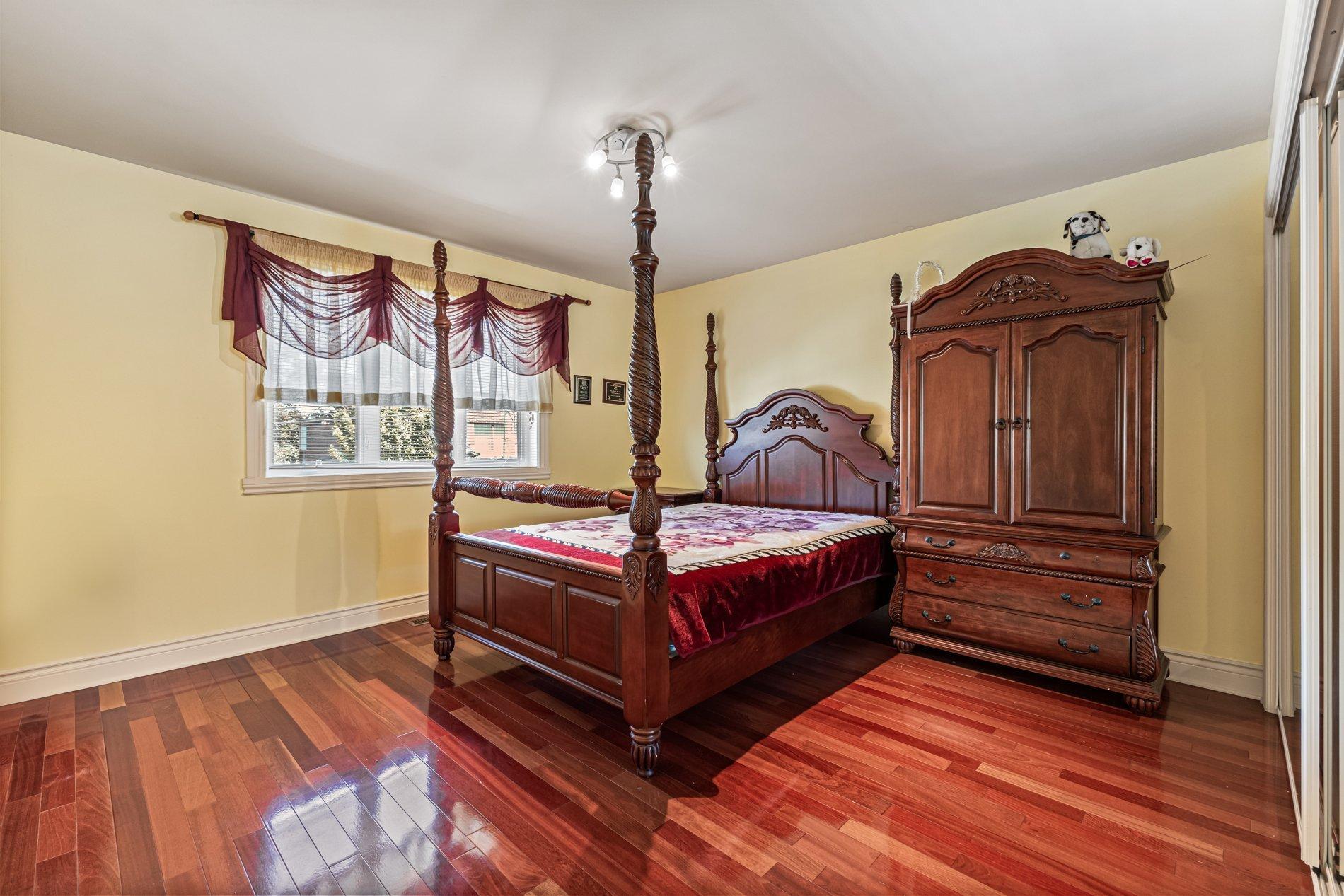 









12241


Av. du Beau-Bois

,
Montréal (Ahuntsic-Cartierville),




QC
H4K2Z3

