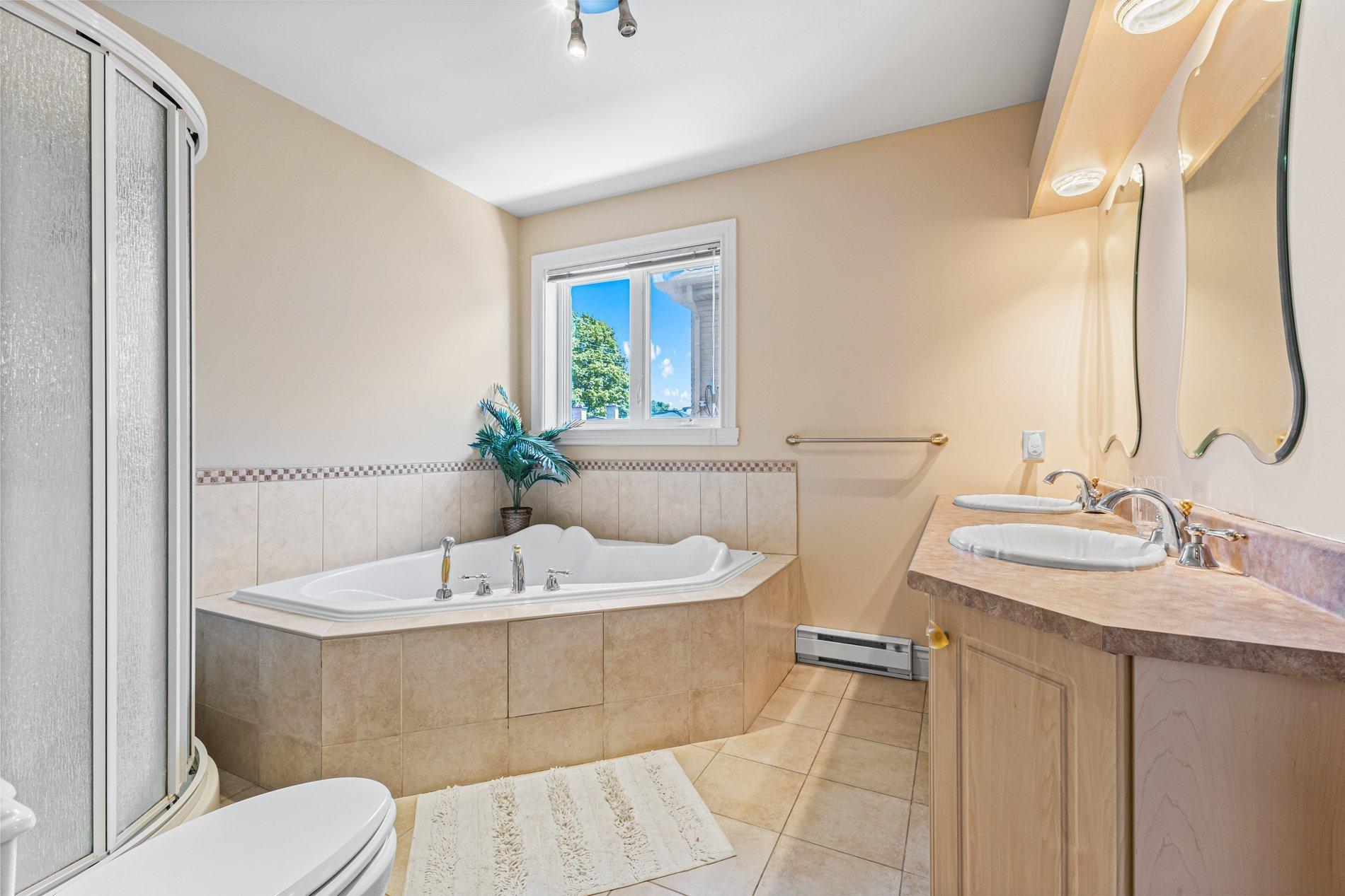 









12241


Av. du Beau-Bois

,
Montréal (Ahuntsic-Cartierville),




QC
H4K2Z3

