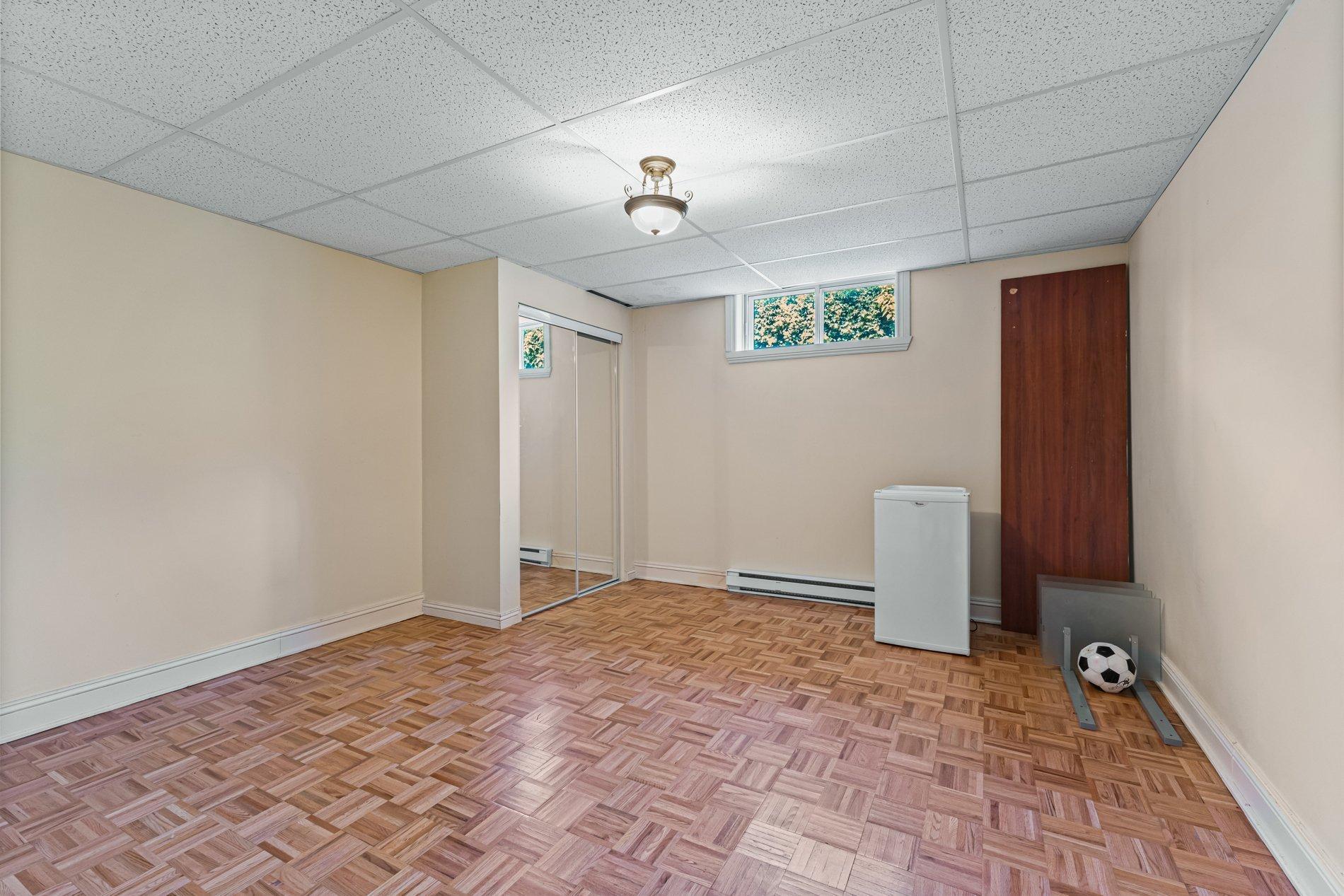 









12241


Av. du Beau-Bois

,
Montréal (Ahuntsic-Cartierville),




QC
H4K2Z3

