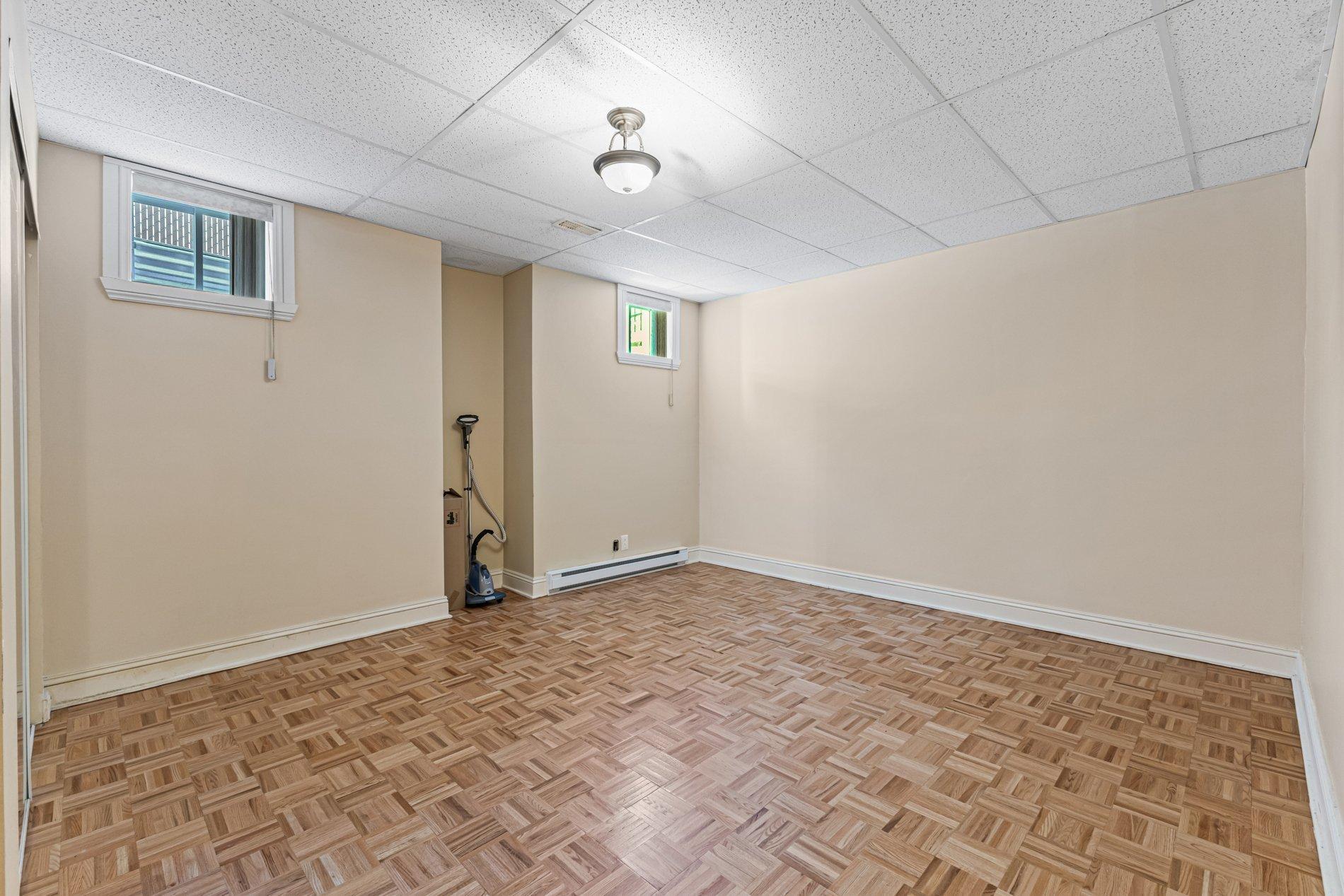 









12241


Av. du Beau-Bois

,
Montréal (Ahuntsic-Cartierville),




QC
H4K2Z3

