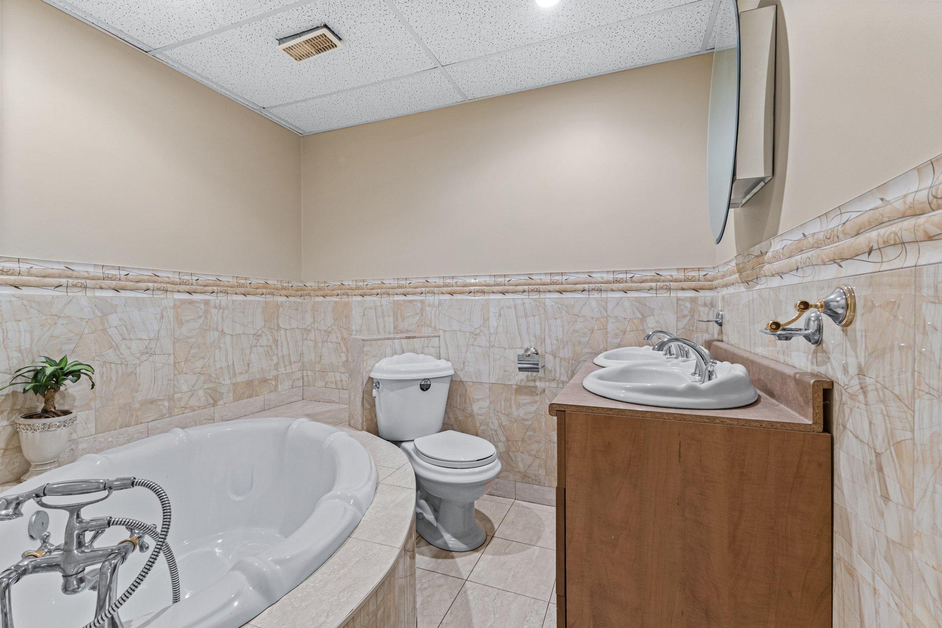 









12241


Av. du Beau-Bois

,
Montréal (Ahuntsic-Cartierville),




QC
H4K2Z3

