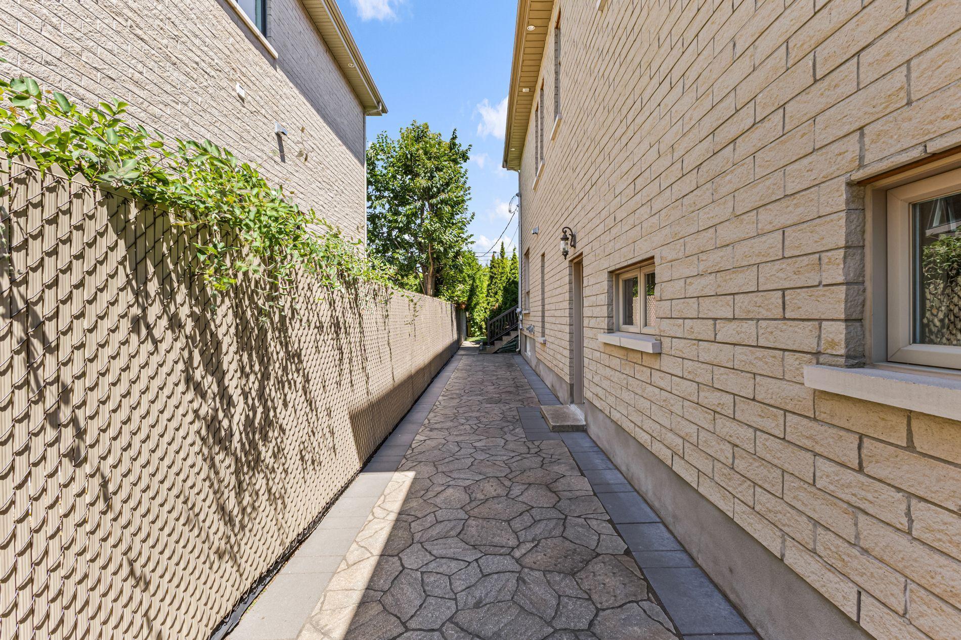 









12241


Av. du Beau-Bois

,
Montréal (Ahuntsic-Cartierville),




QC
H4K2Z3

