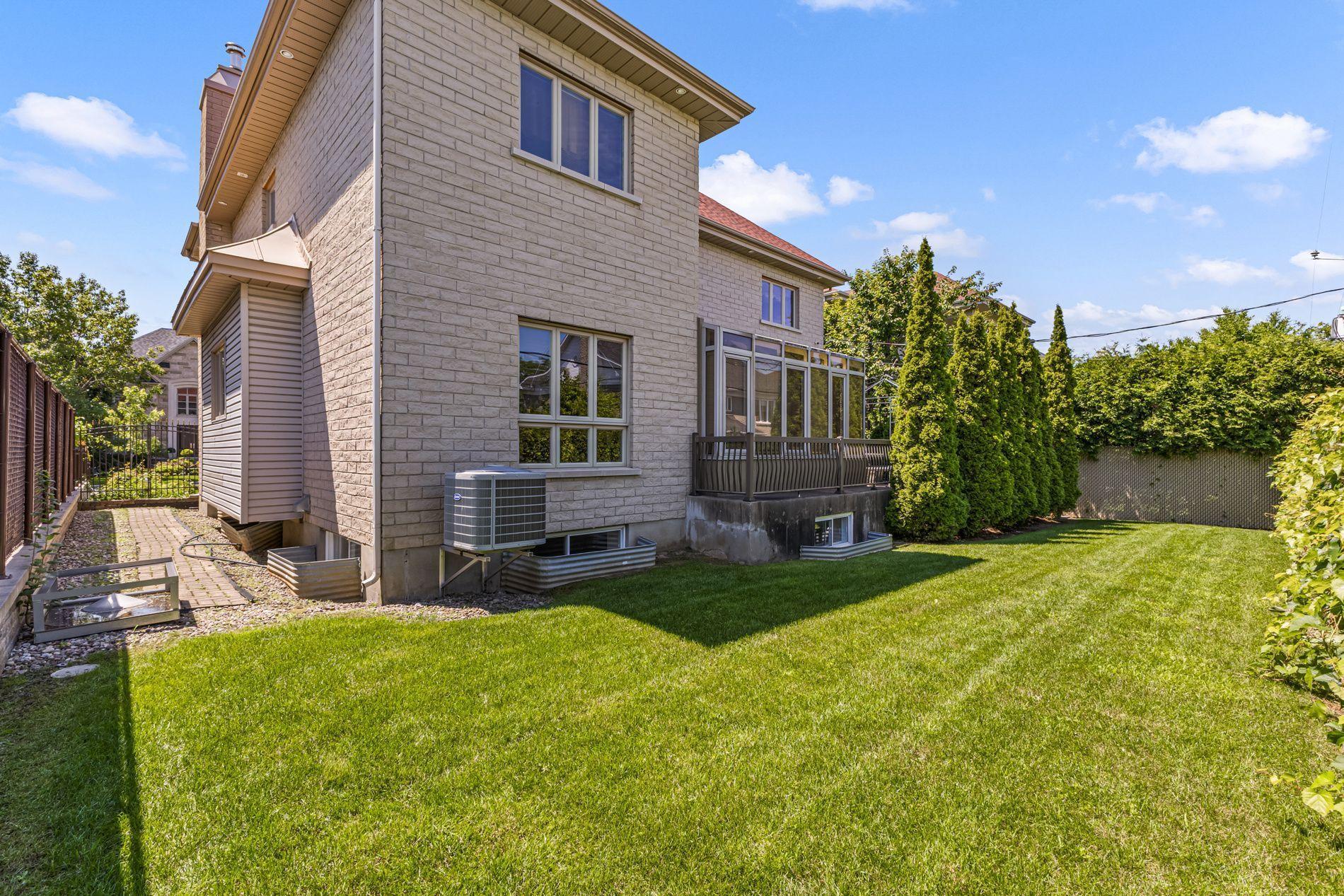 









12241


Av. du Beau-Bois

,
Montréal (Ahuntsic-Cartierville),




QC
H4K2Z3

