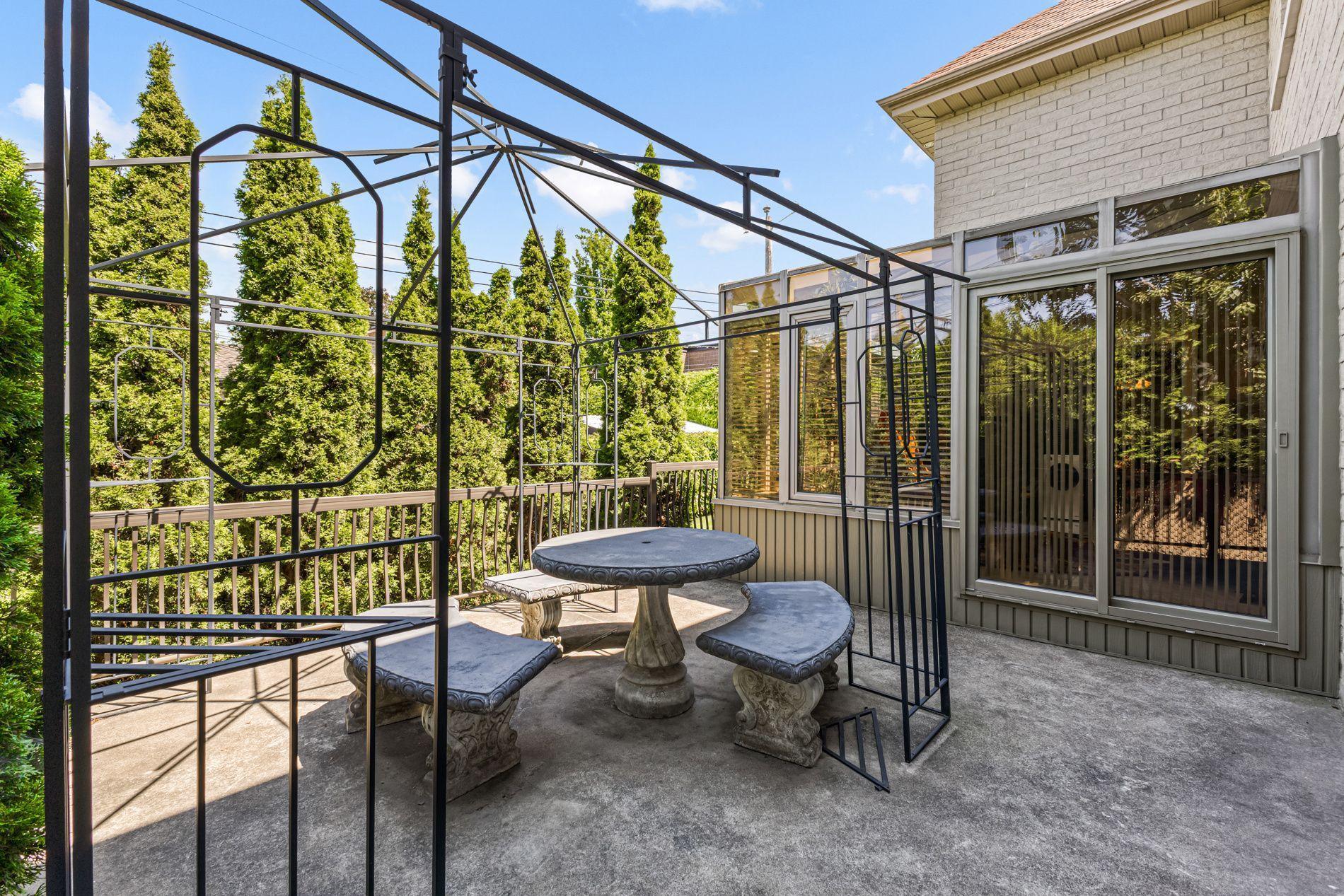 









12241


Av. du Beau-Bois

,
Montréal (Ahuntsic-Cartierville),




QC
H4K2Z3

