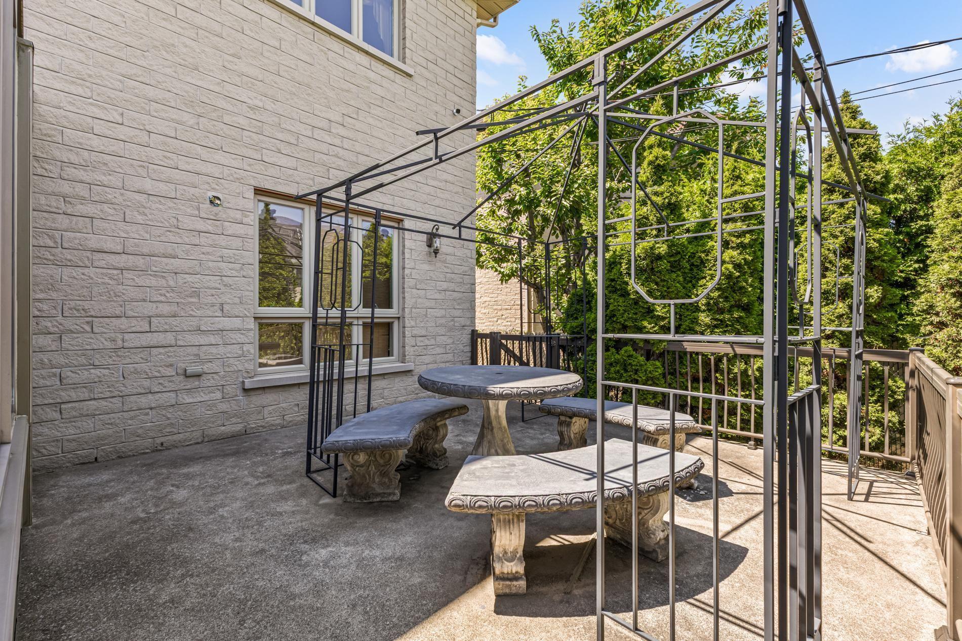 









12241


Av. du Beau-Bois

,
Montréal (Ahuntsic-Cartierville),




QC
H4K2Z3

