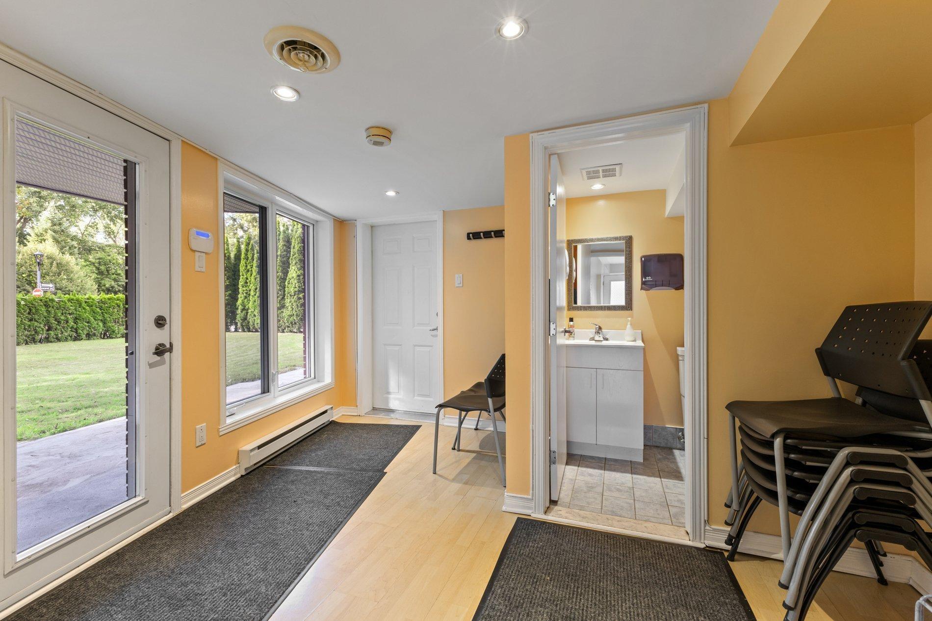 









10790


Rue André-Jobin

,
Montréal (Ahuntsic-Cartierville),




QC
H2B2W2

