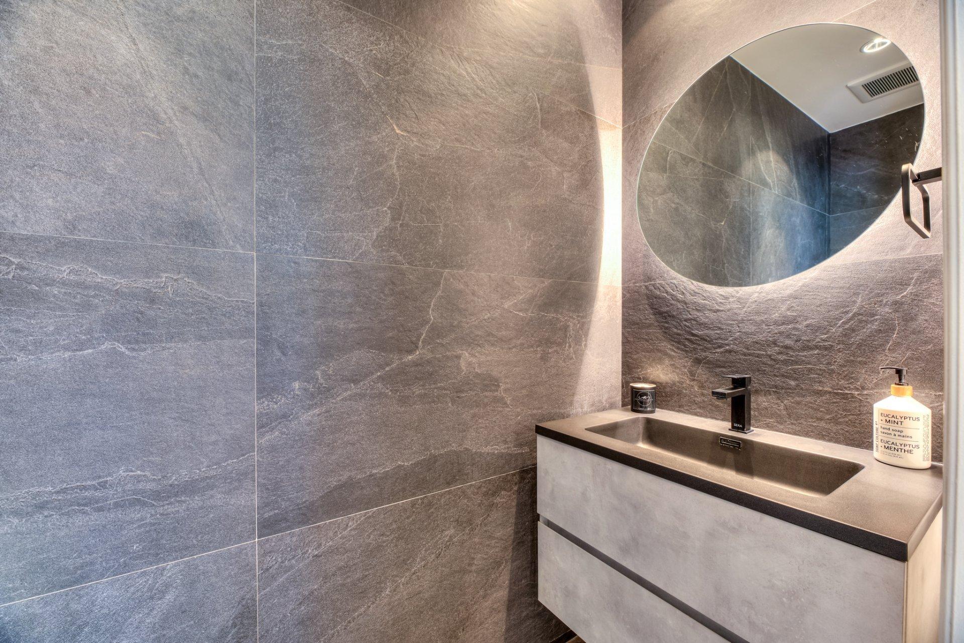 









2017


Boul. Alexis-Nihon

,
Montréal (Saint-Laurent),




QC
H4R3C4

