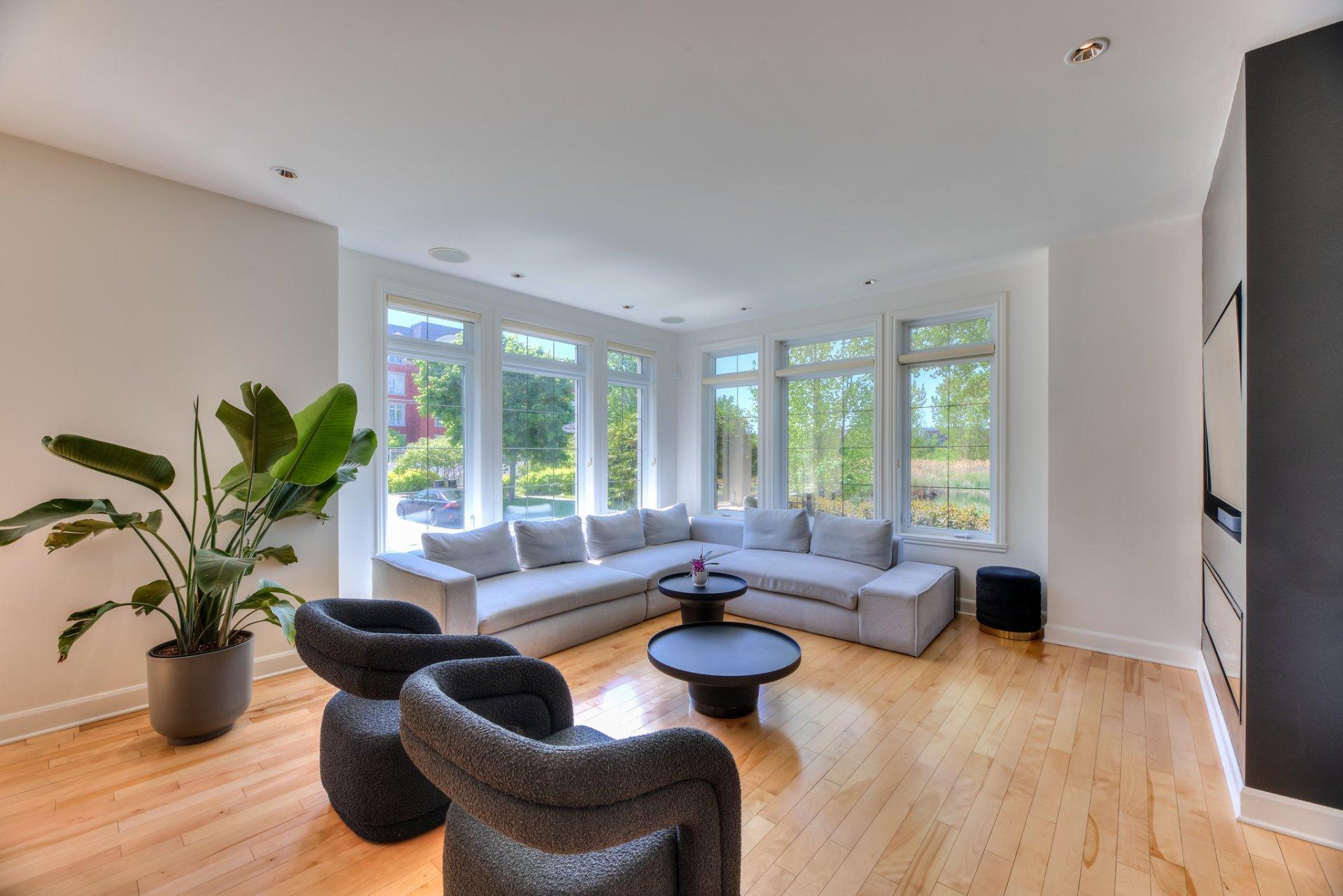 









2017


Boul. Alexis-Nihon

,
Montréal (Saint-Laurent),




QC
H4R3C4

