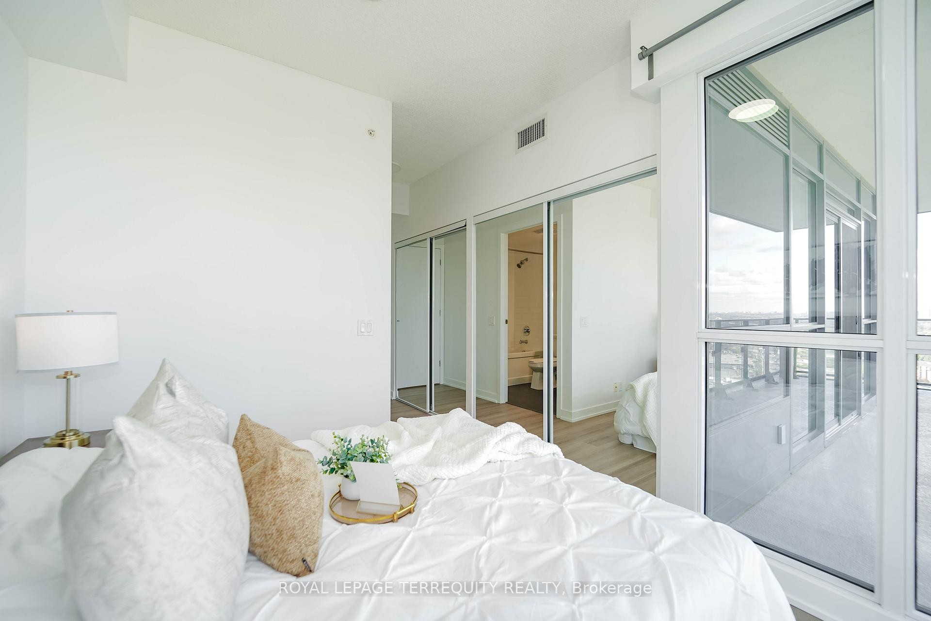 









2200


Lakeshore

Boulevard West, 4007,
Toronto,




ON
M8V 1A4

