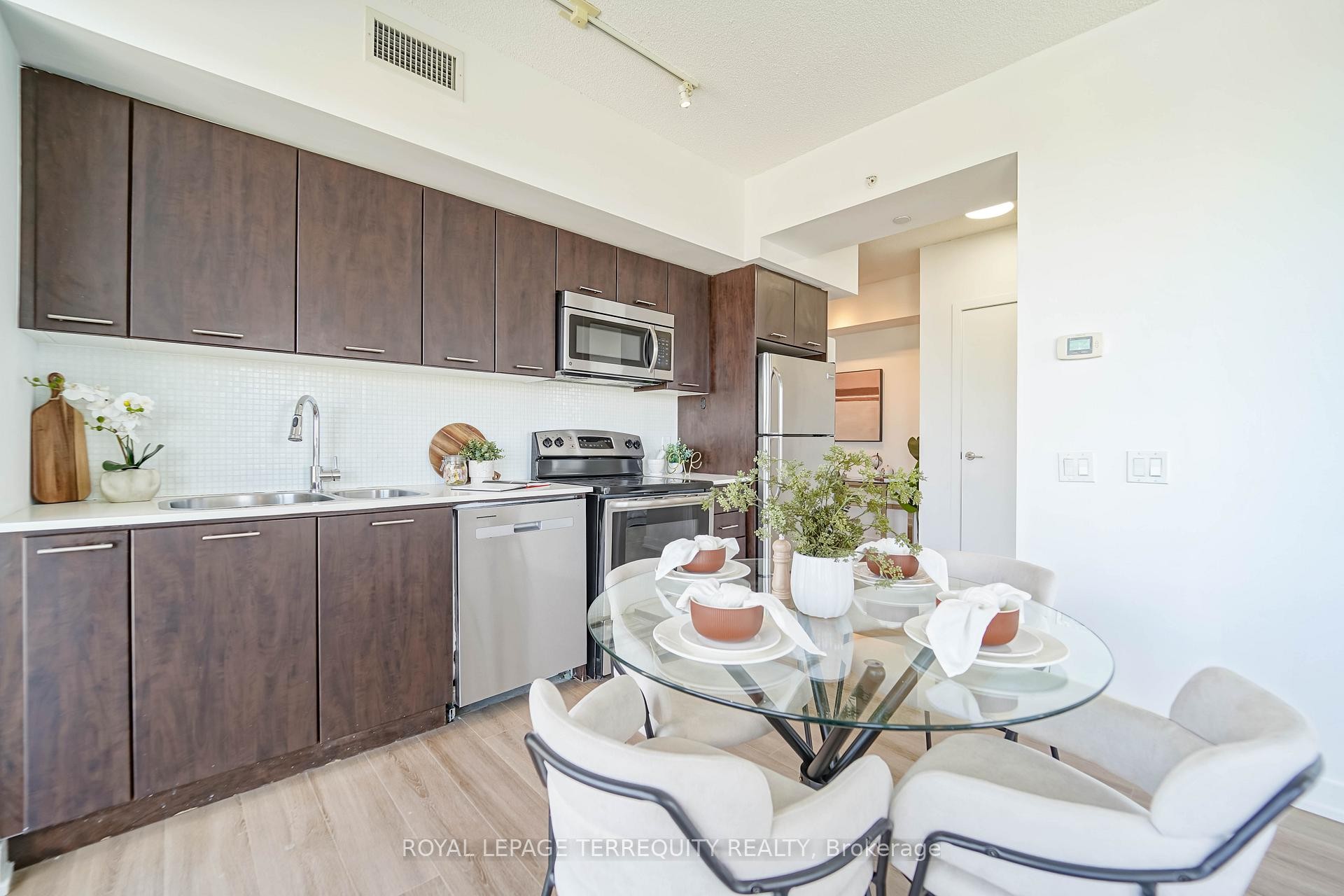 









2200


Lakeshore

Boulevard West, 4007,
Toronto,




ON
M8V 1A4

