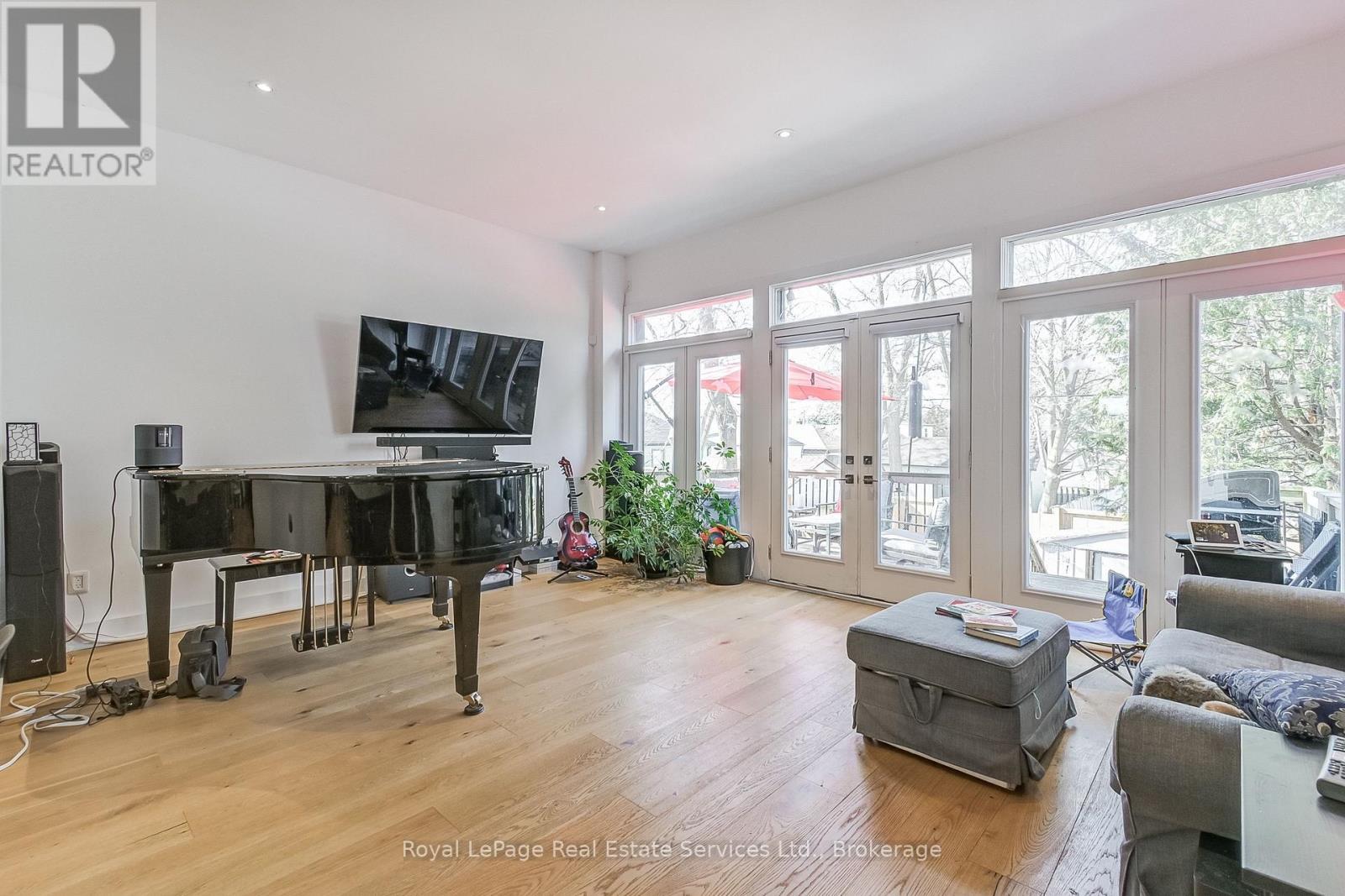 












176 LEYTON AVENUE

,
Toronto (Oakridge),




Ontario
M1L3V6

