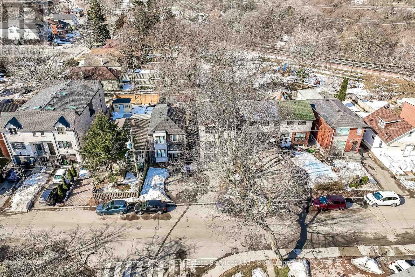 












176 LEYTON AVENUE

,
Toronto (Oakridge),




Ontario
M1L3V6


