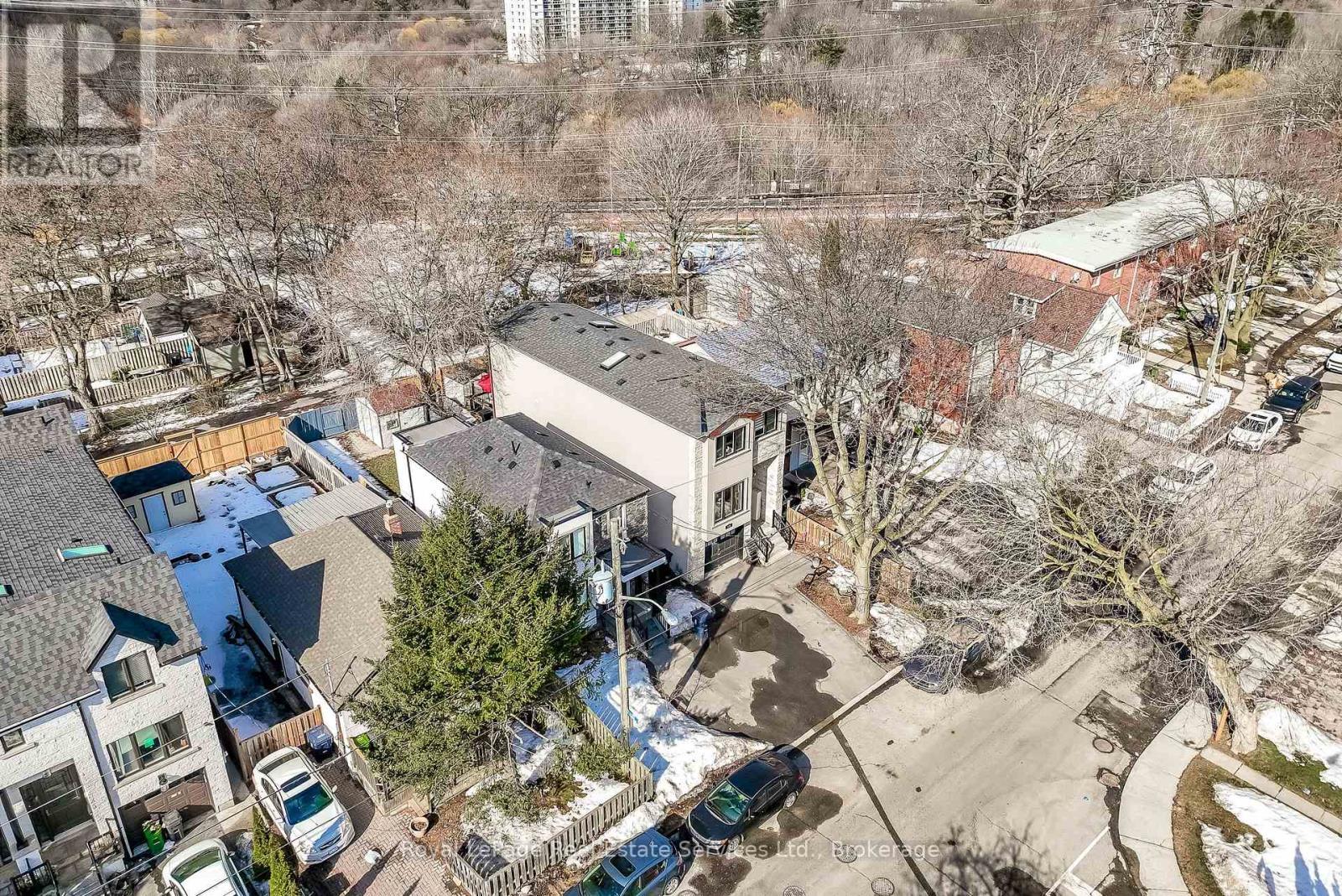 












176 LEYTON AVENUE

,
Toronto (Oakridge),




Ontario
M1L3V6

