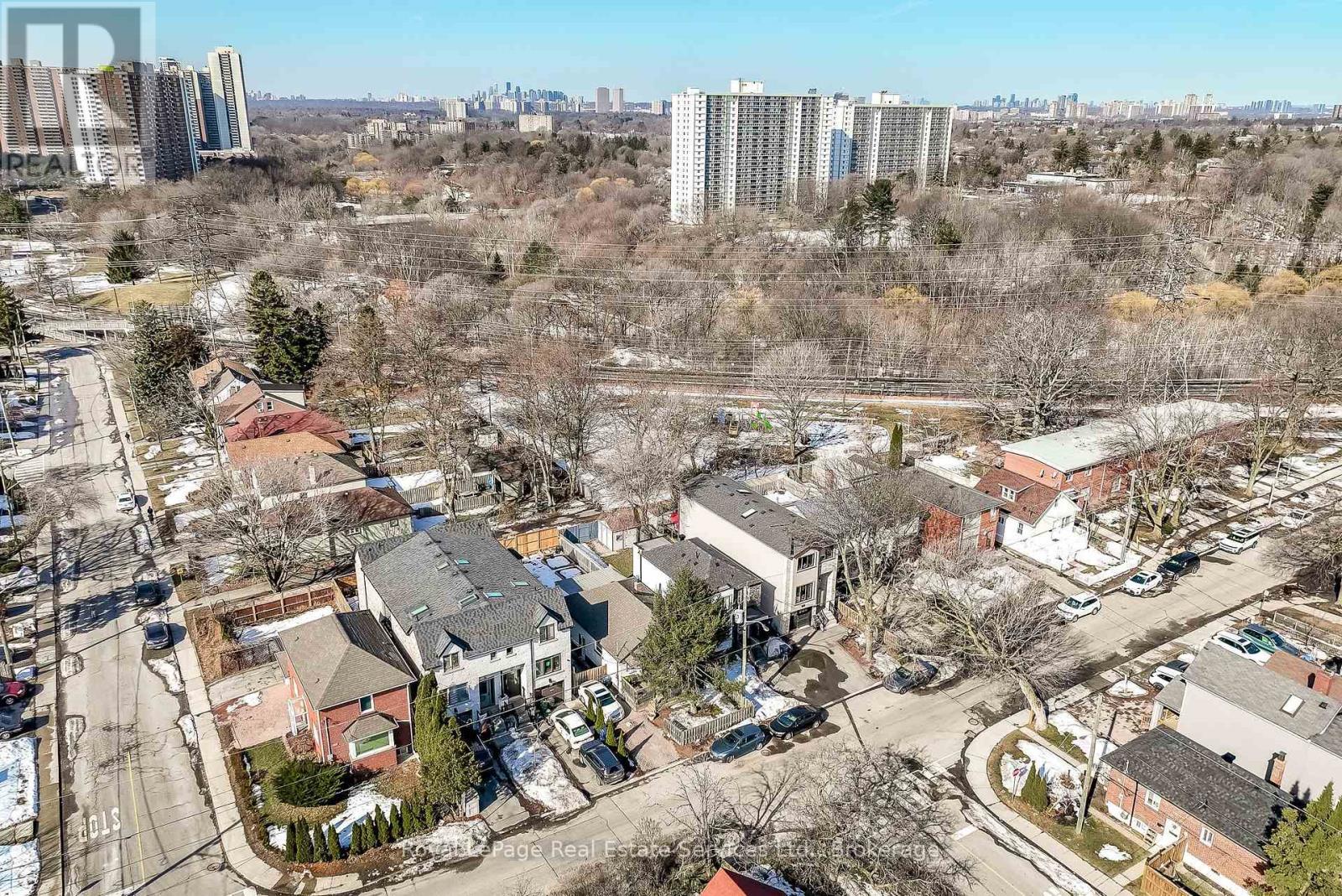 












176 LEYTON AVENUE

,
Toronto (Oakridge),




Ontario
M1L3V6

