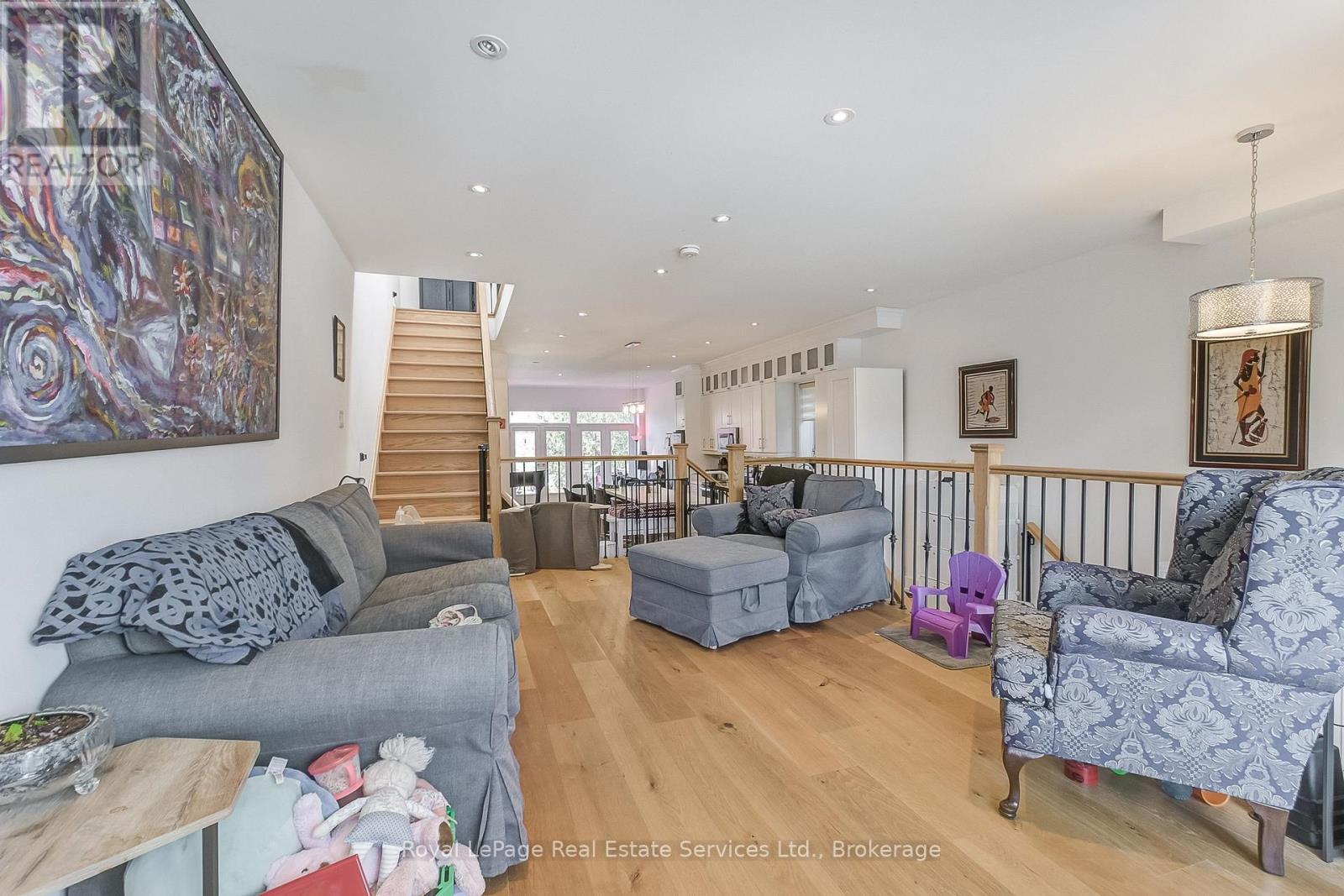 












176 LEYTON AVENUE

,
Toronto (Oakridge),




Ontario
M1L3V6

